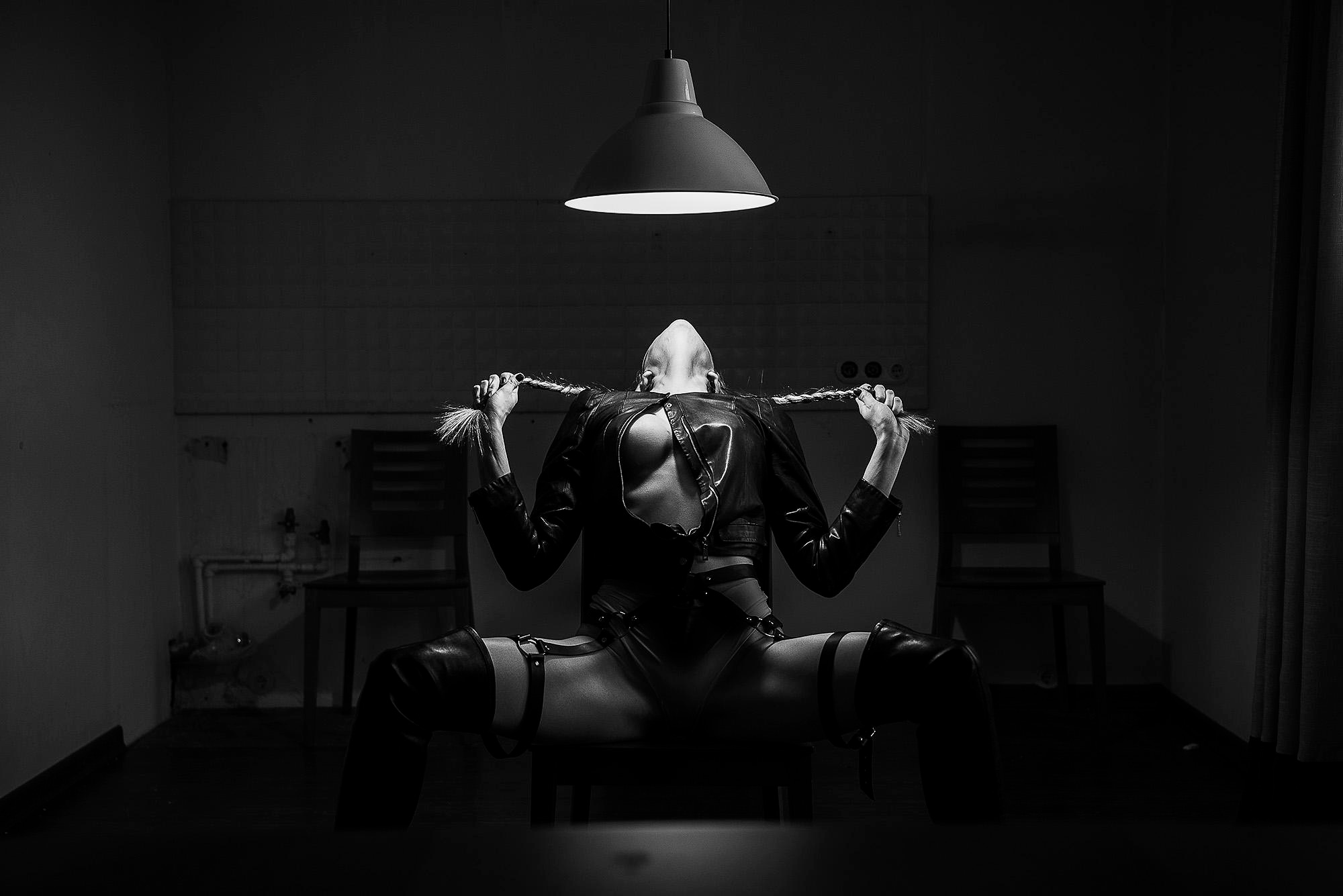 девушка под фанарем