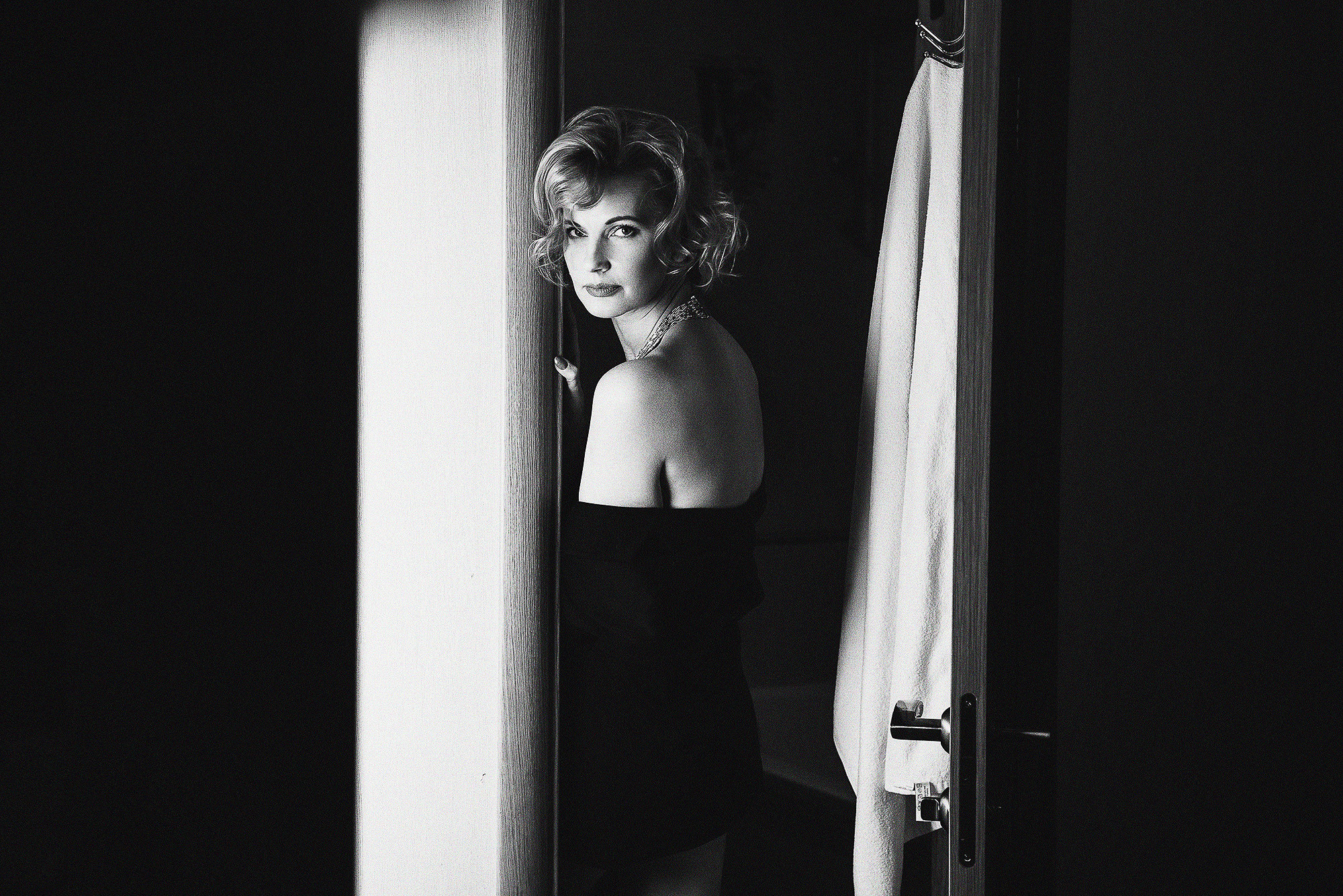 красивая блондинка. съёмка в темном ключе