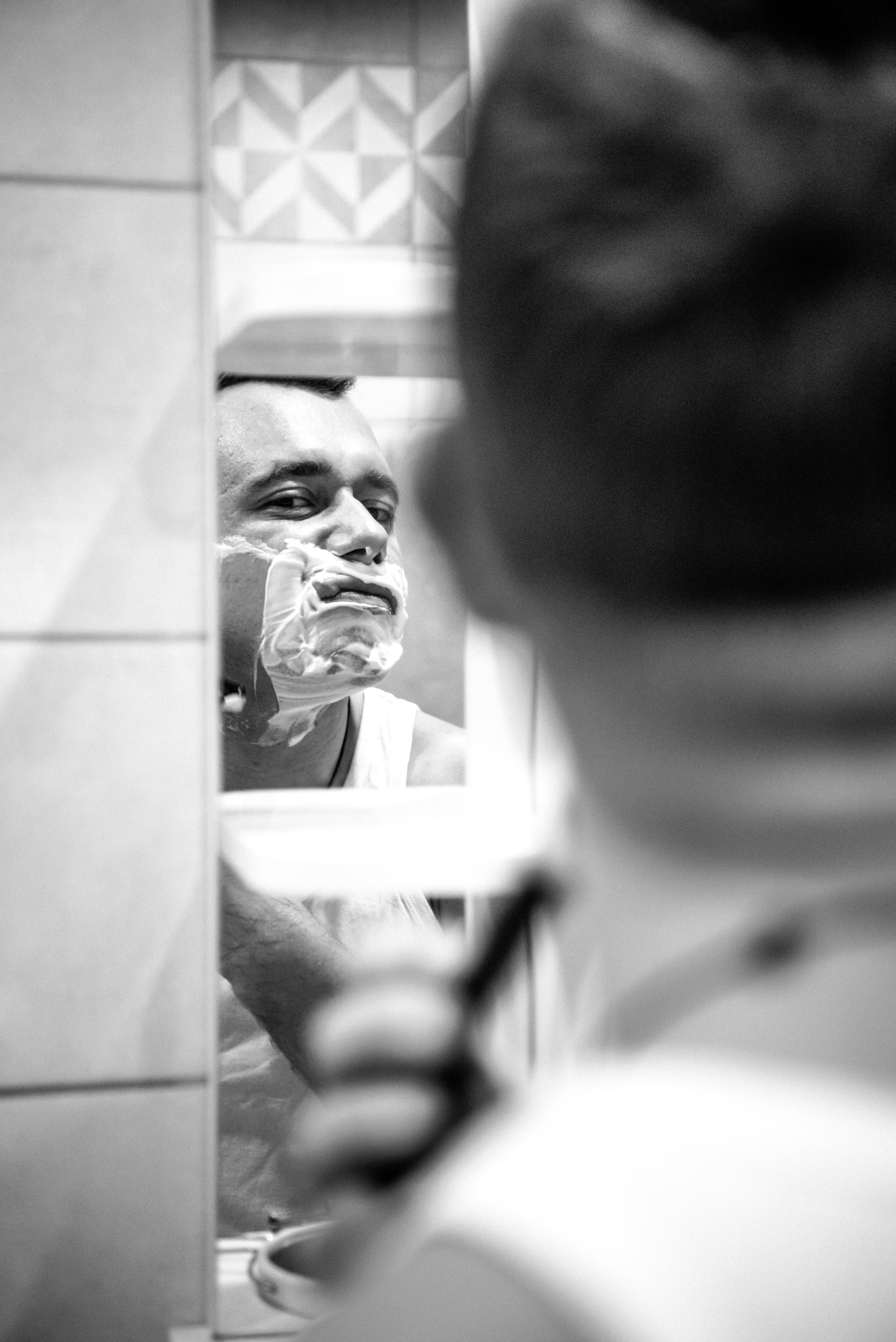 мужчина который бреется