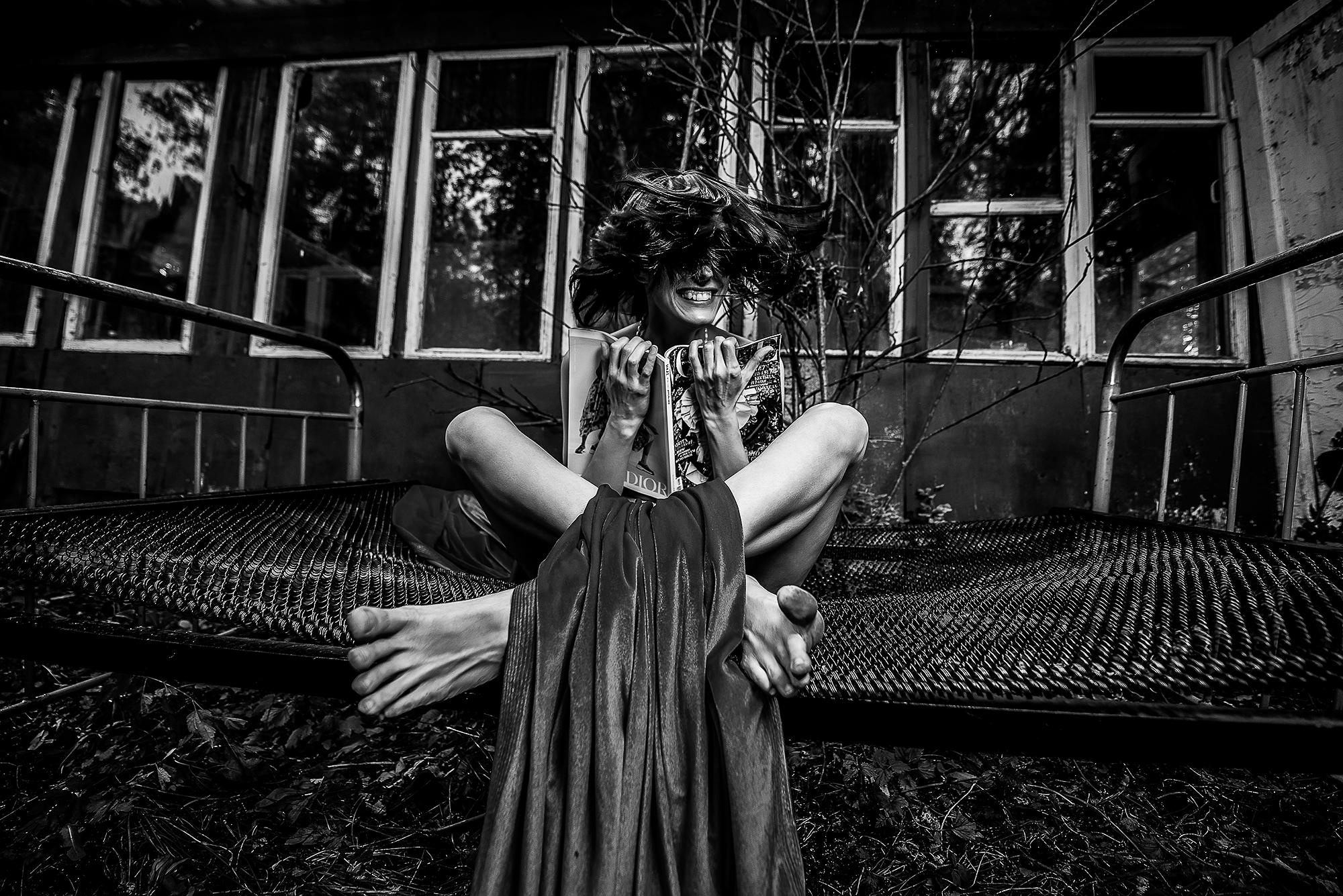 девушка на металлической кровати