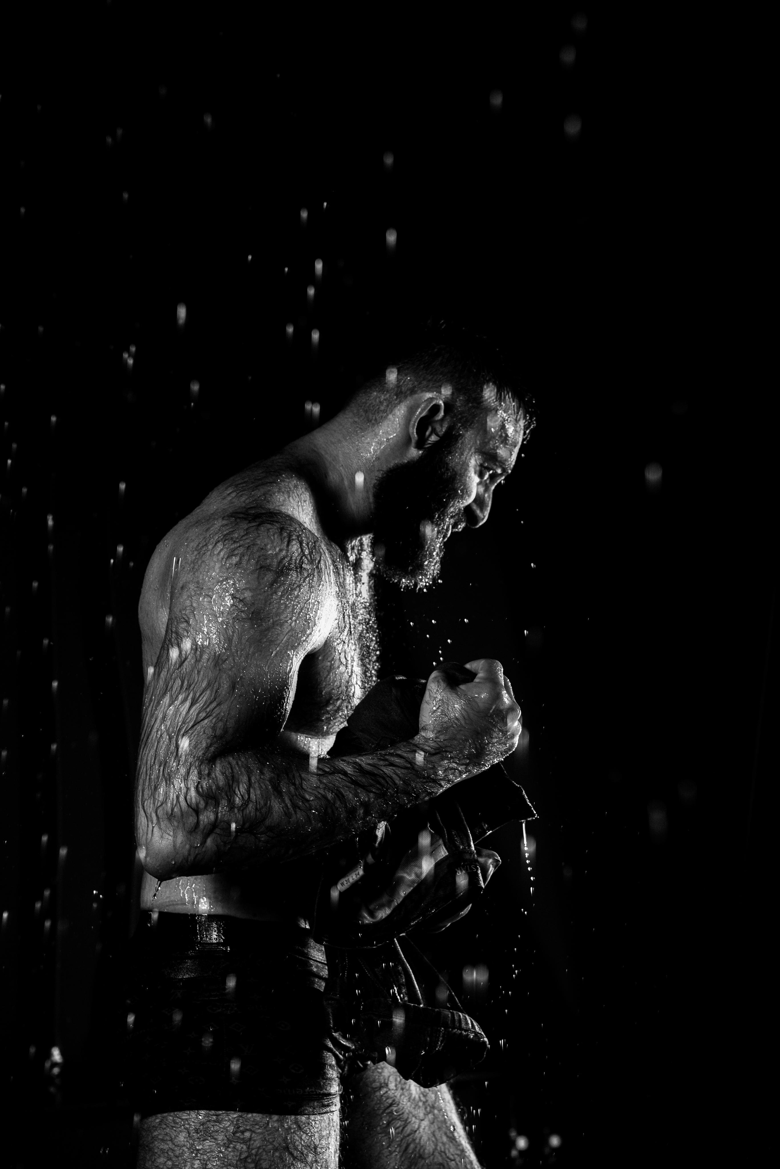 съёмка под дождем мужчины