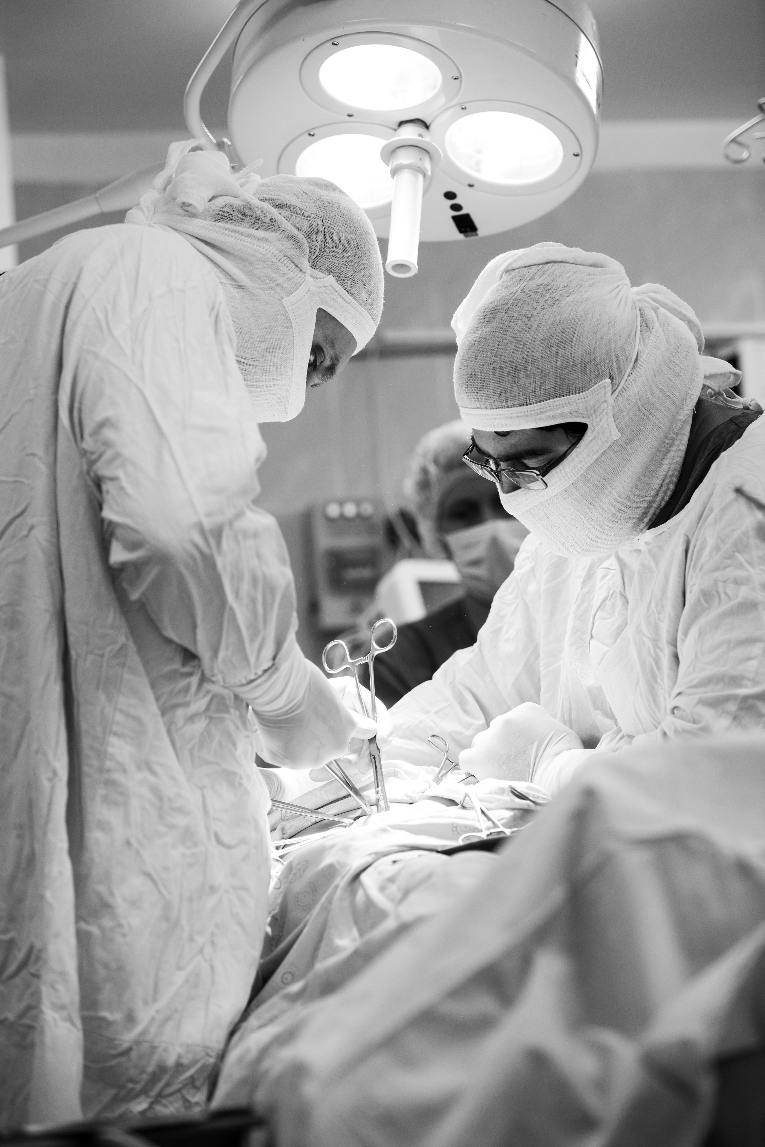 хирурги в работе