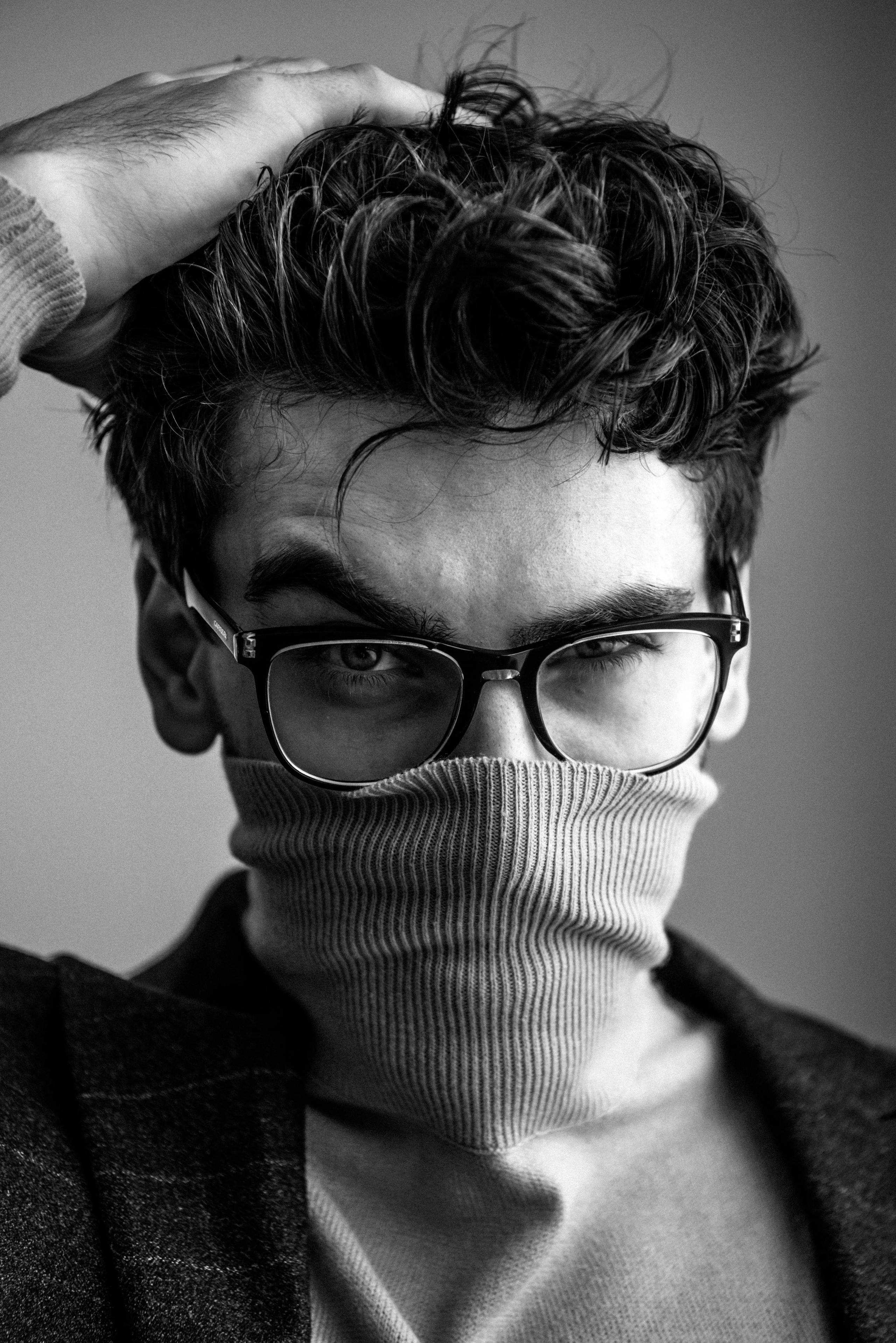 мужской креативный портрет в свитере