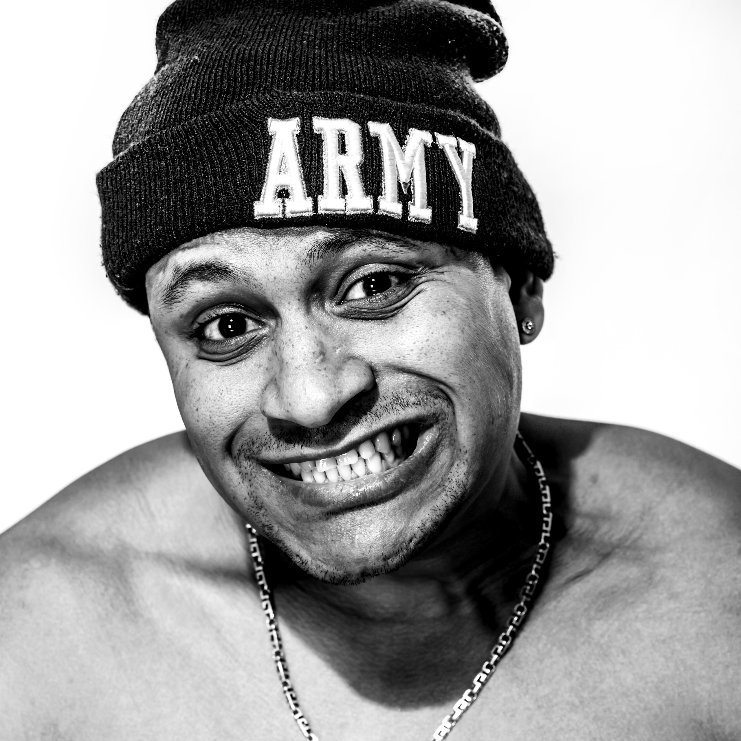 портрет мужчины в шапке на белом фоне