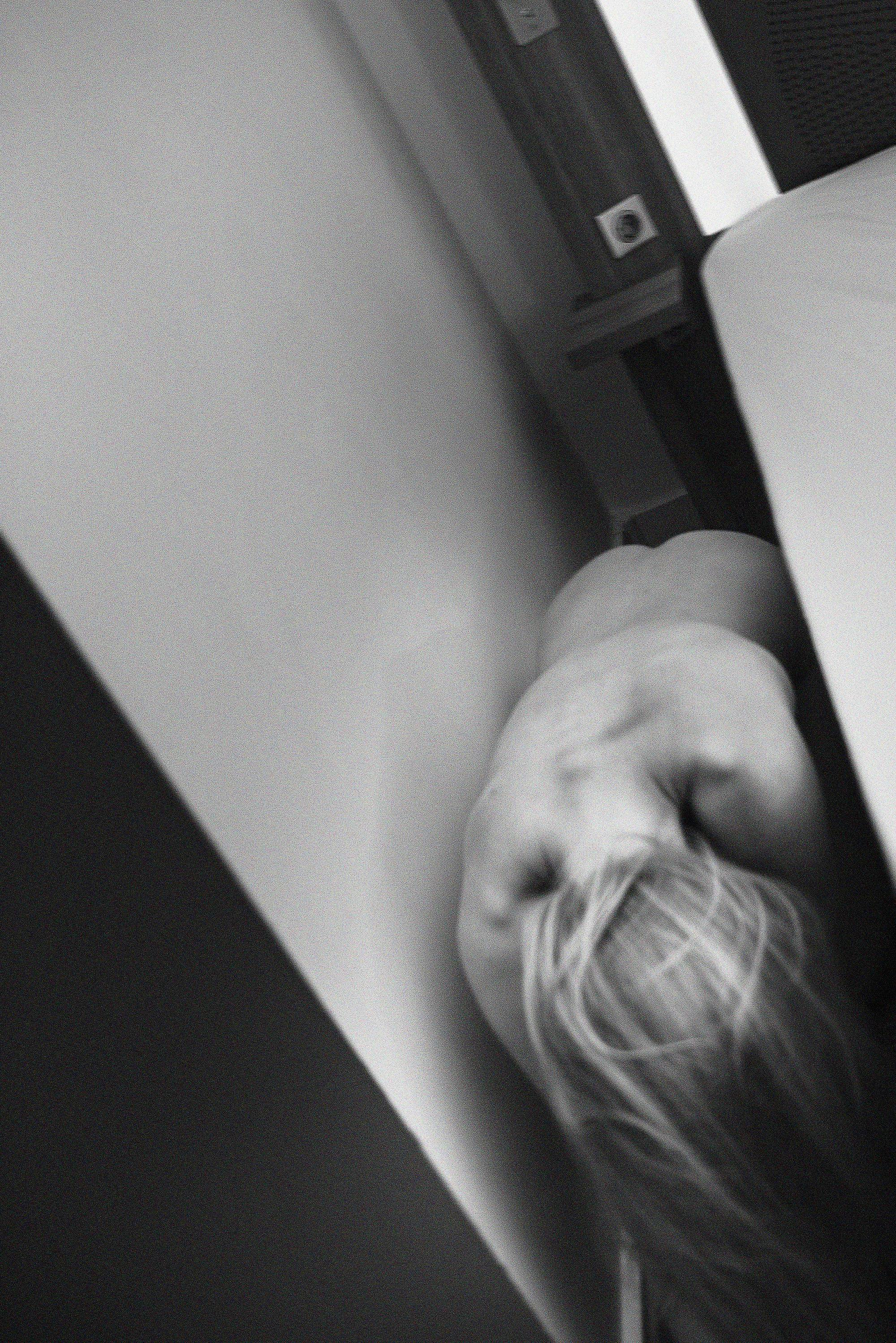 девушка у кровати