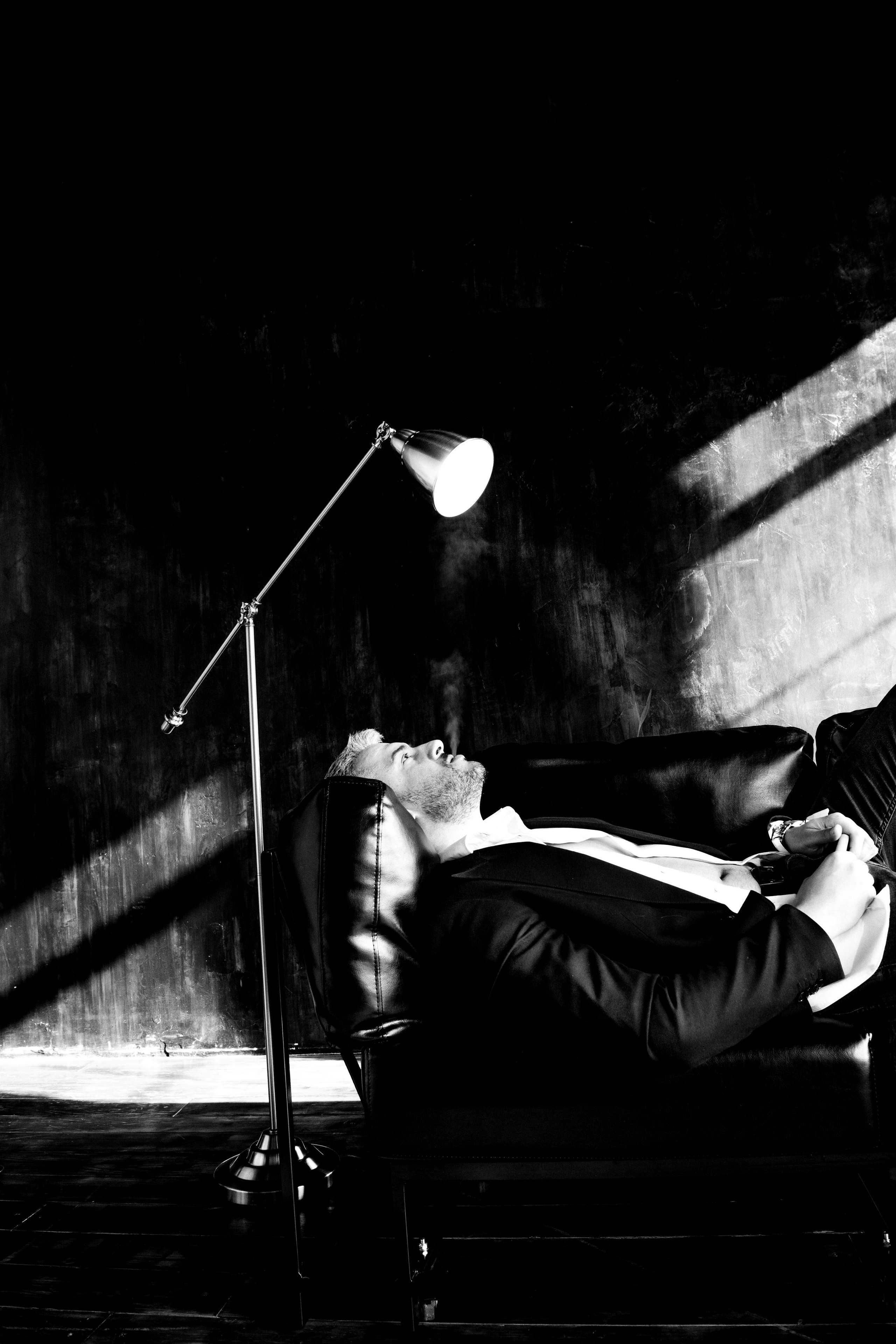 мужчина на диване. студийная съёмка