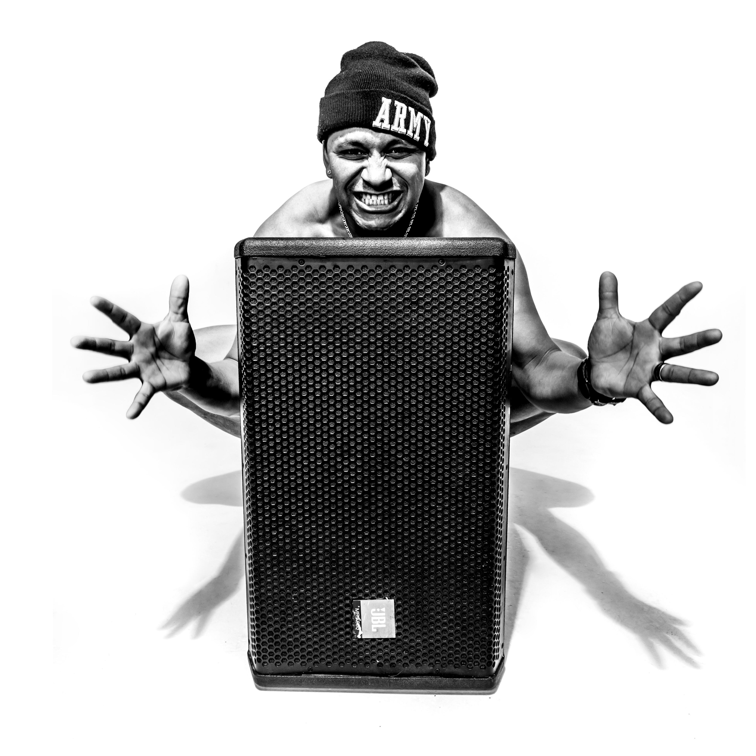 съёмка DJ креативно в студии на белом фоне