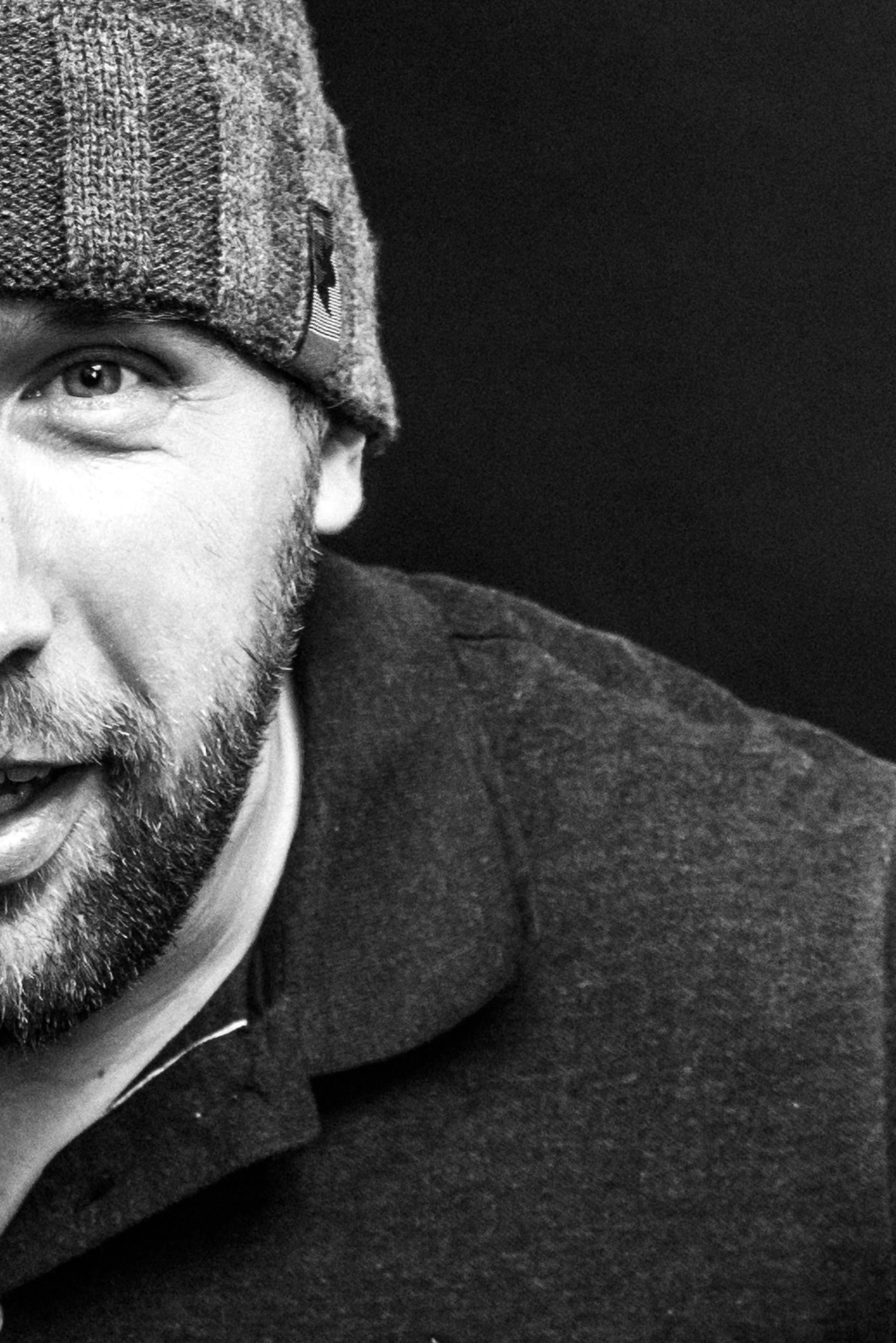 портрет мужчины в шапке