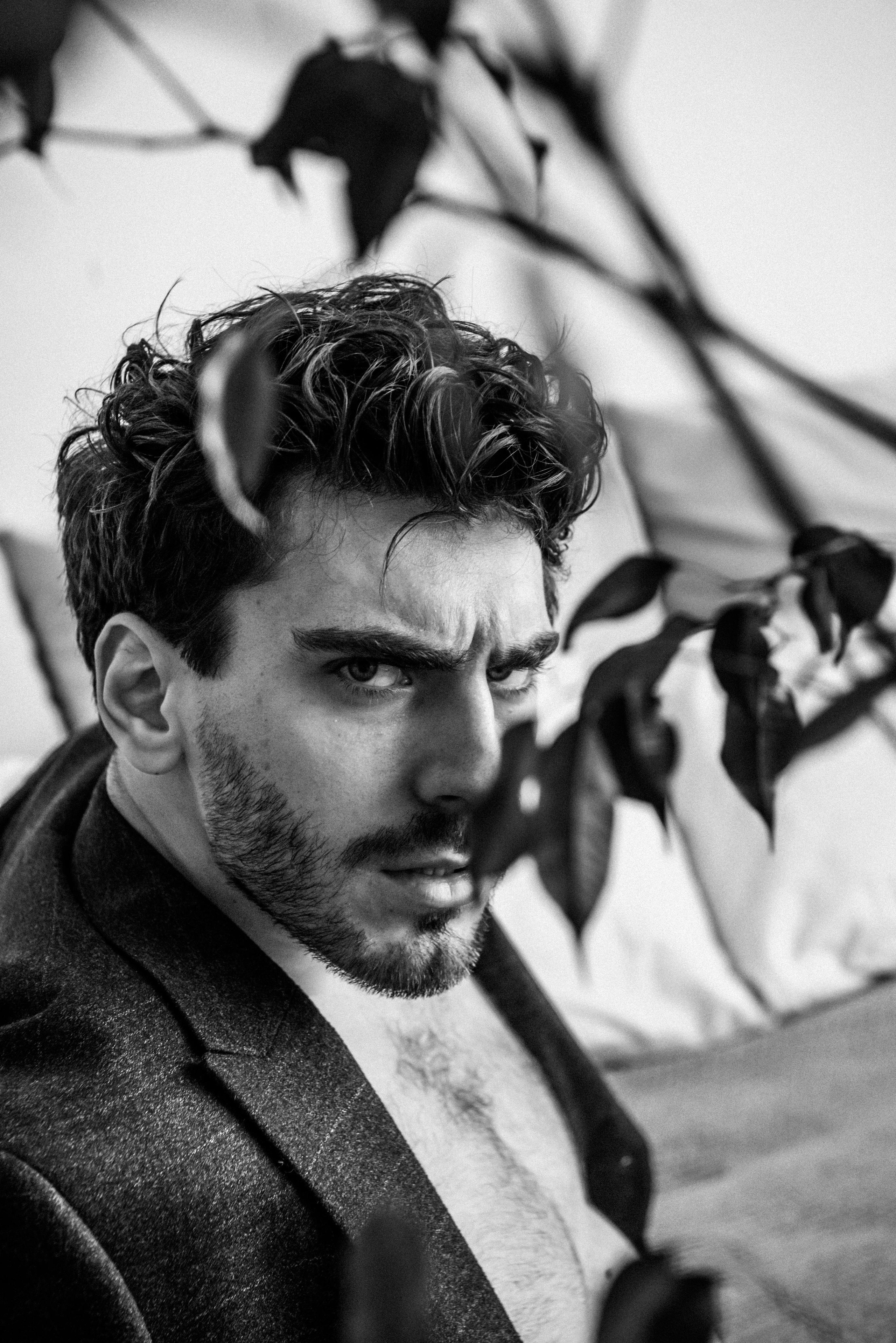 портрет парня с цветами