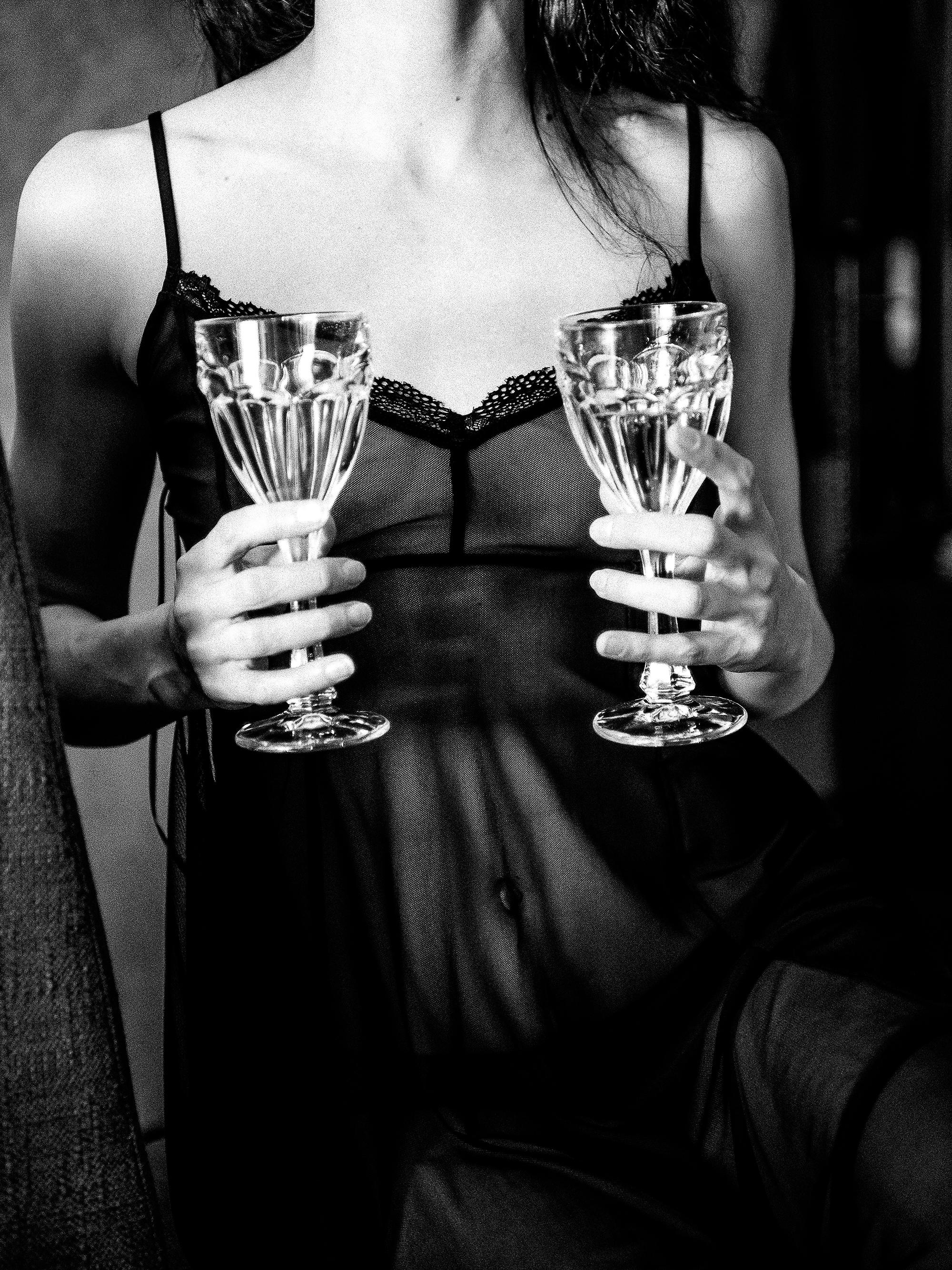 девушка с бокалами