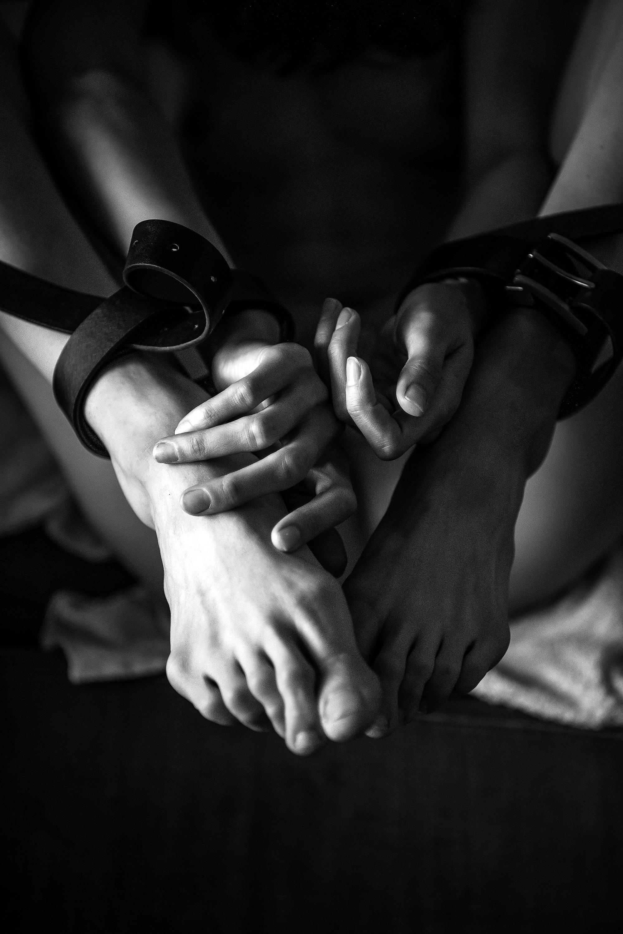 связанные ноги девушки