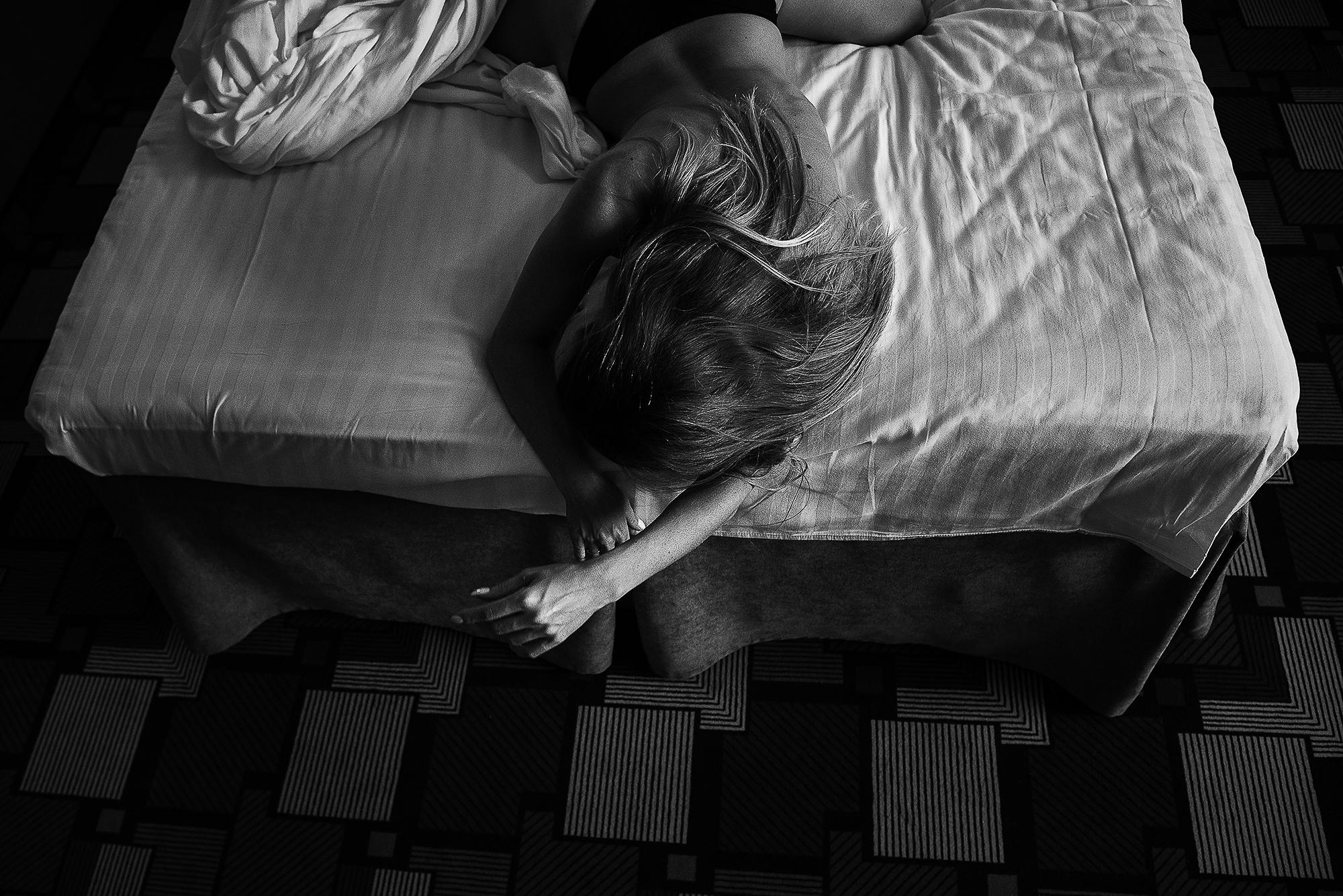 девушка в постели. утро