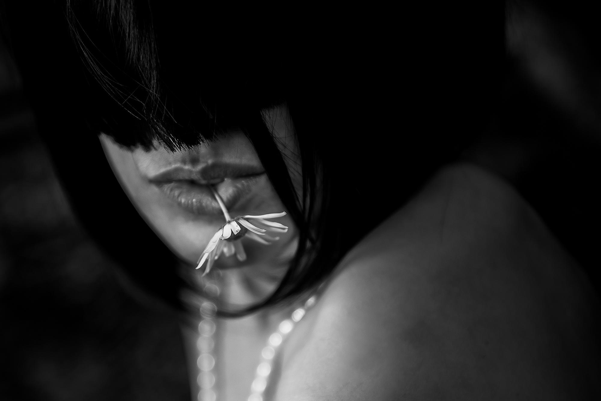 портрет девушки с ромашкой