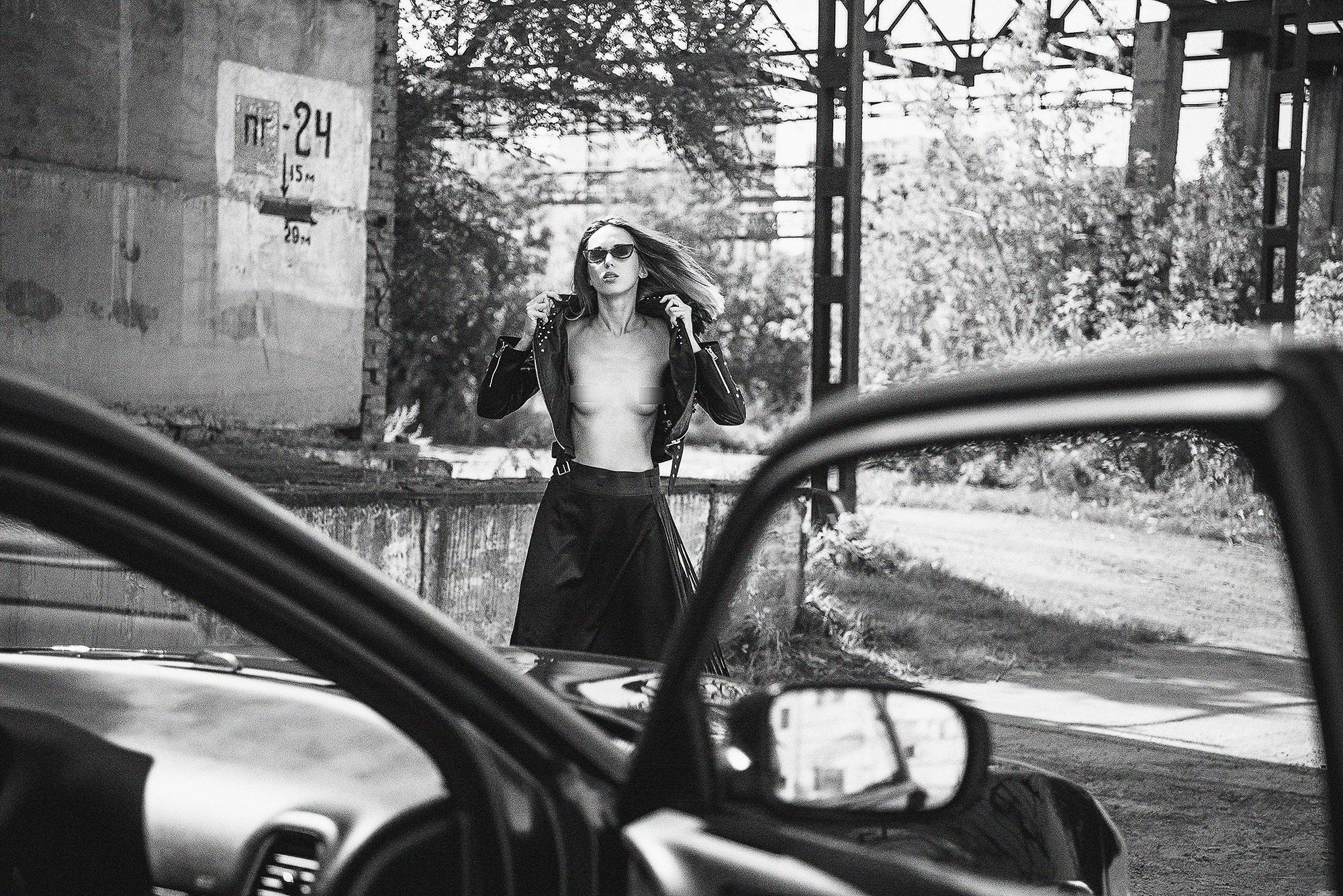 девушка и автомобиль