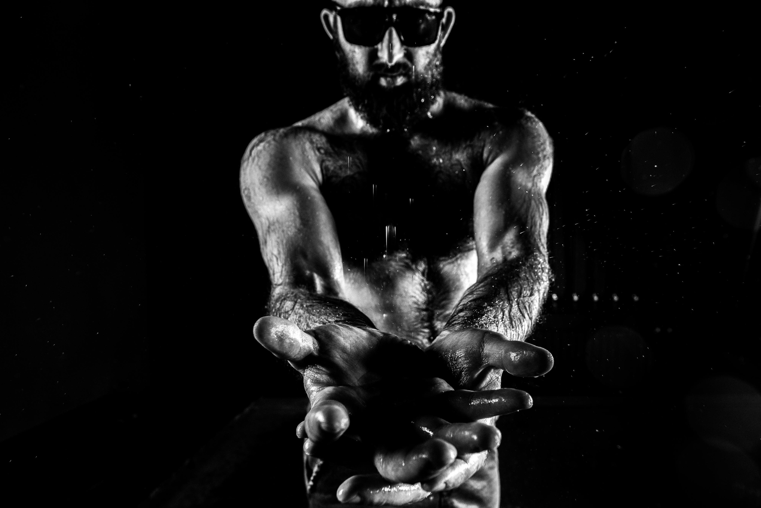 портрет мужчины в чб