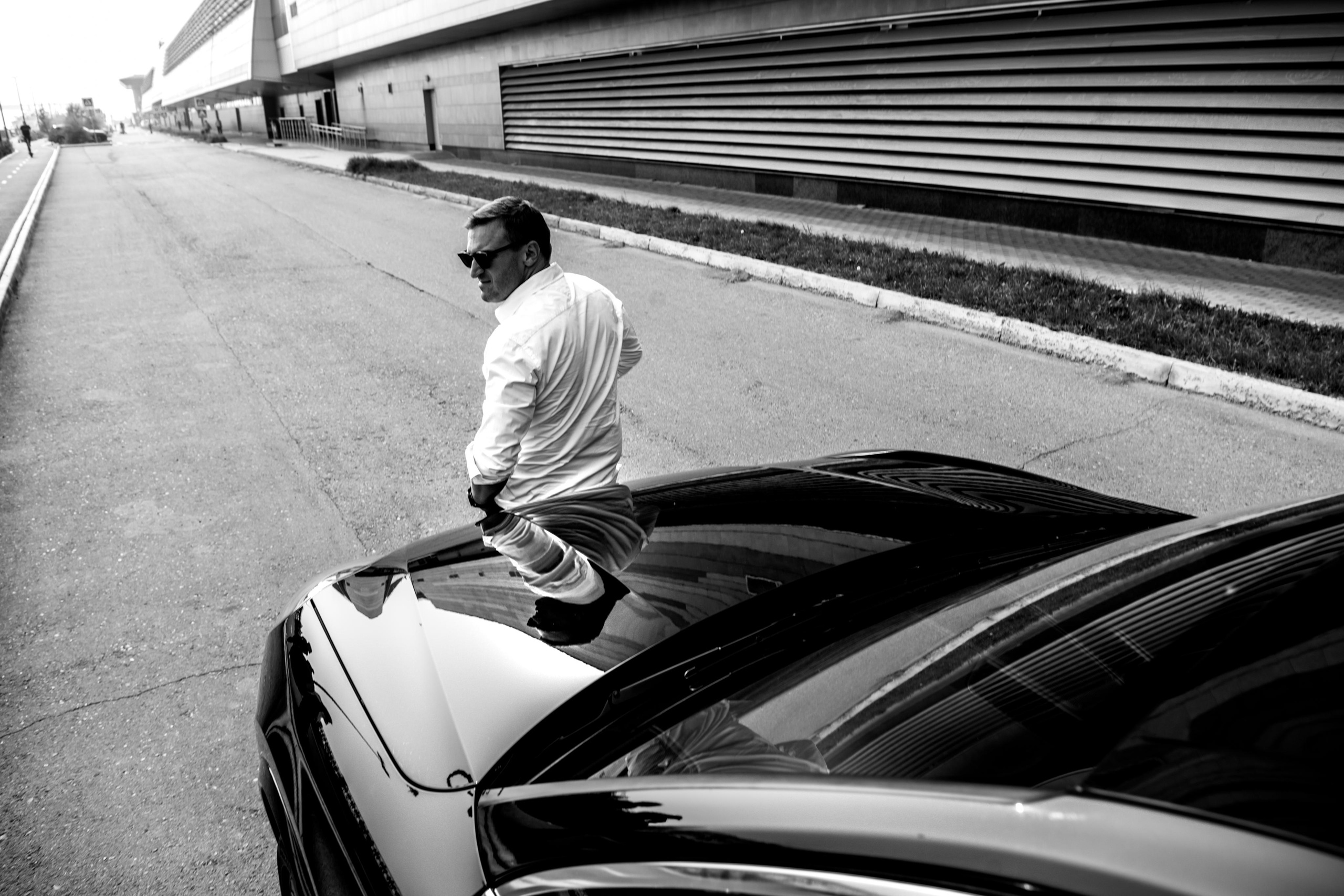 съёмка мужчины у автомобиля