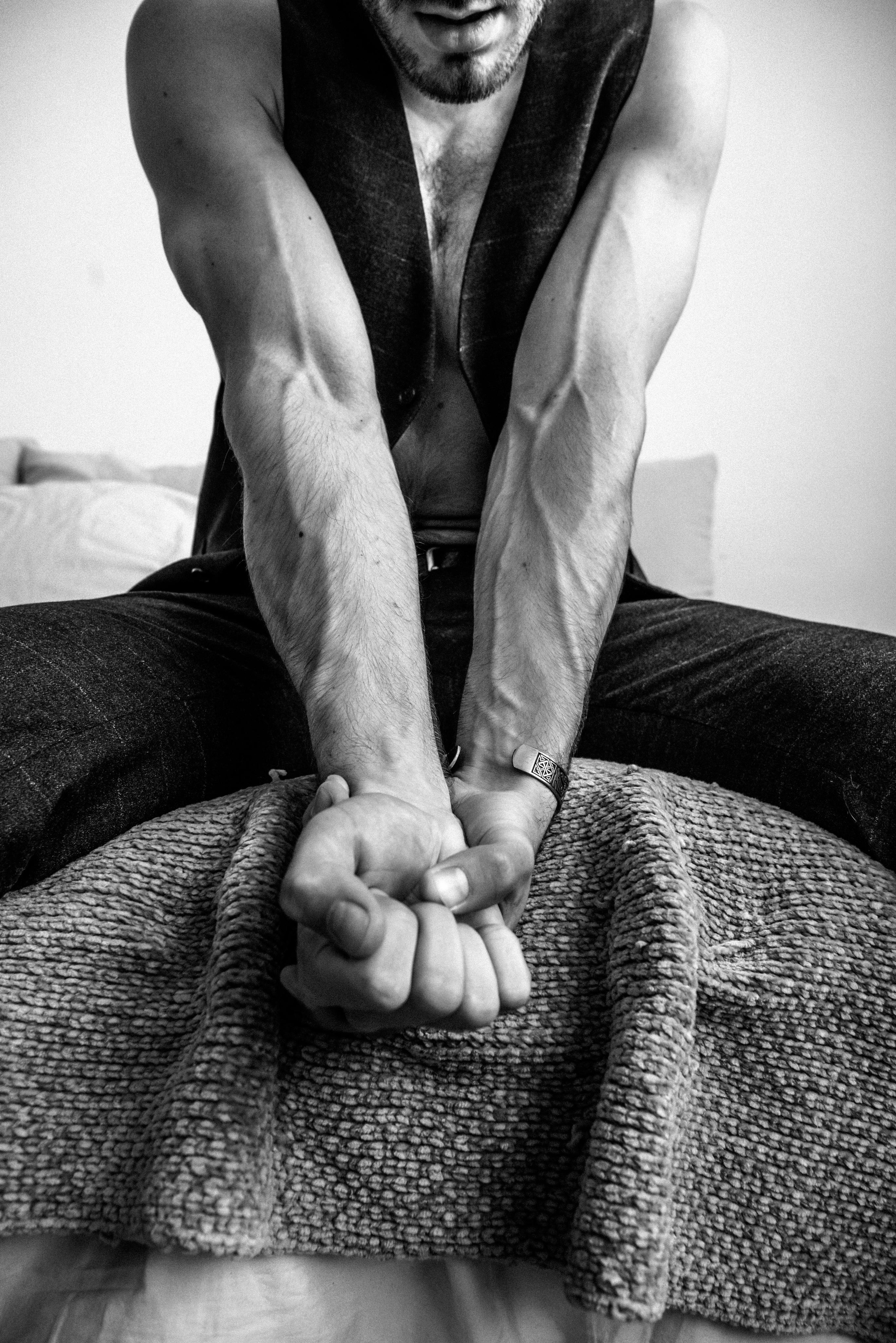 сильные мужские руки. вены