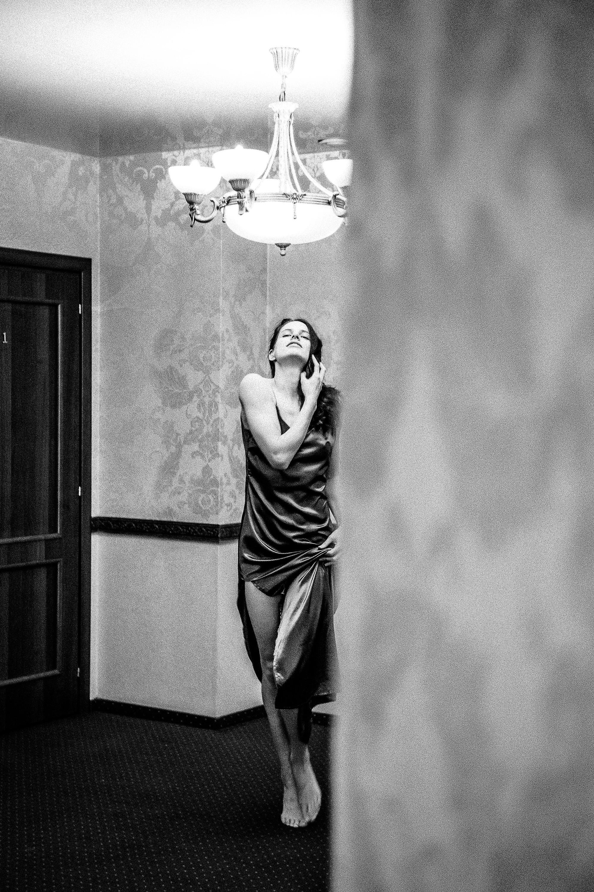 красивая девушка в коридоре