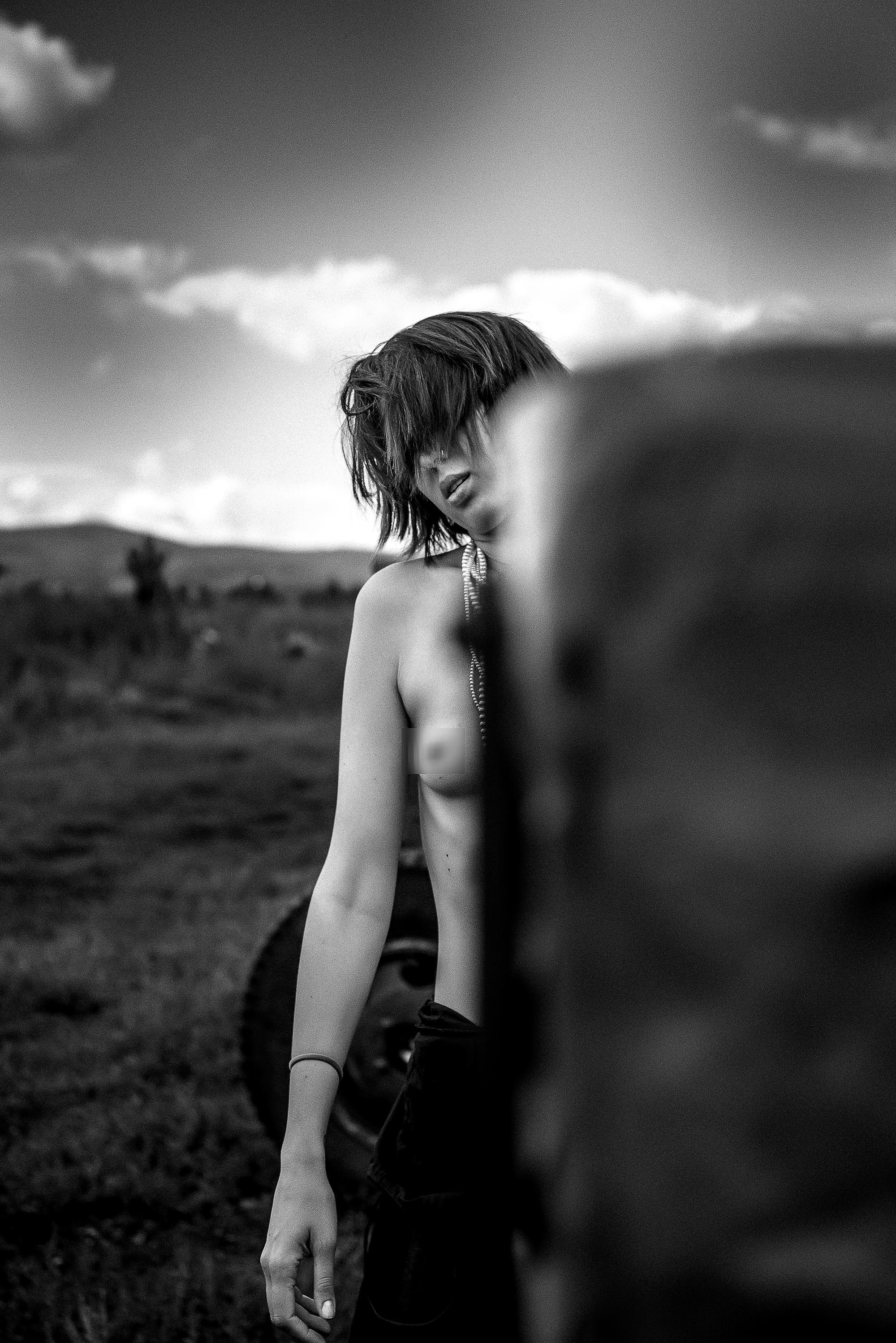 девушка в поле у трактора