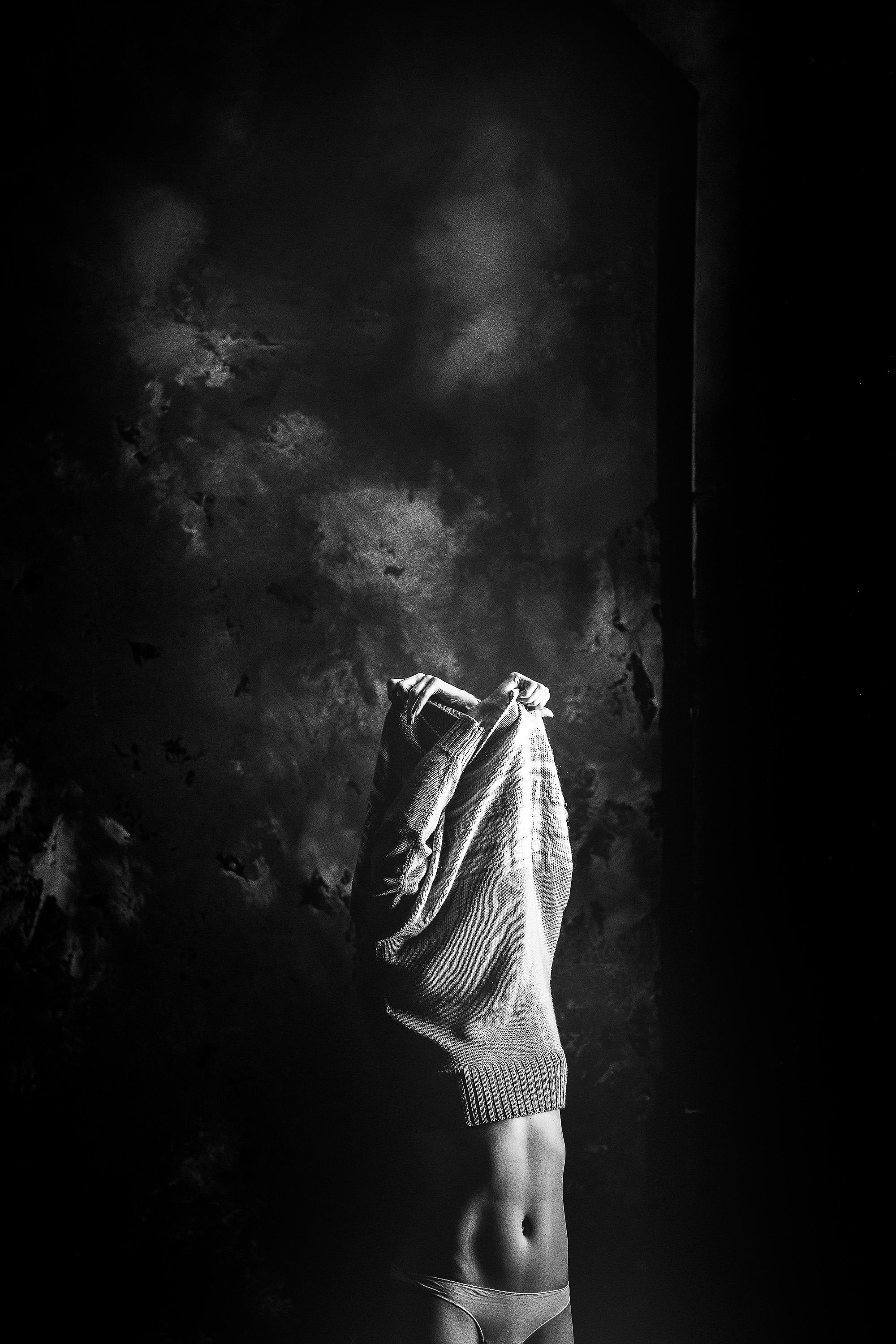 девушка снимает кофту