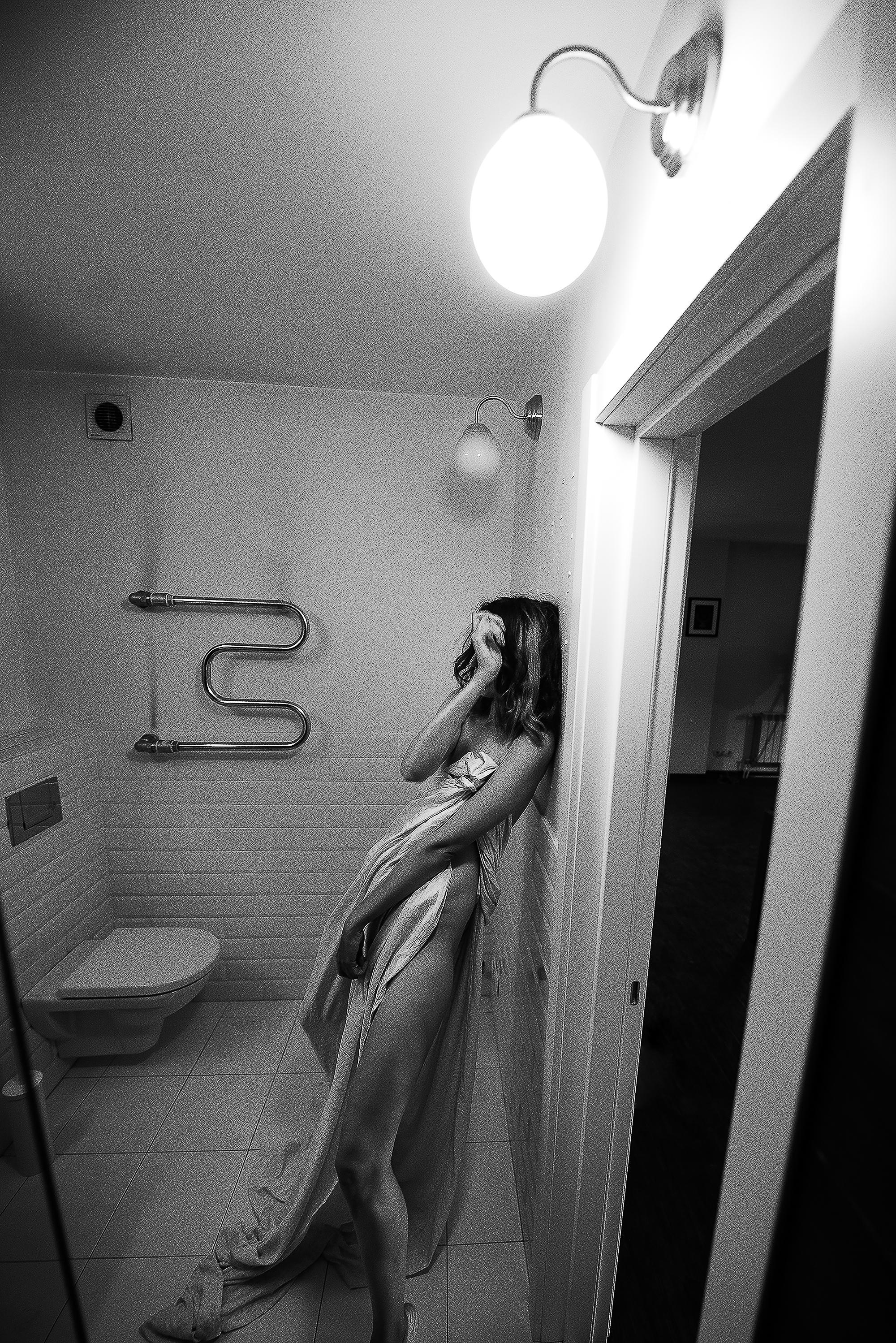 девушка в душе в полотенце