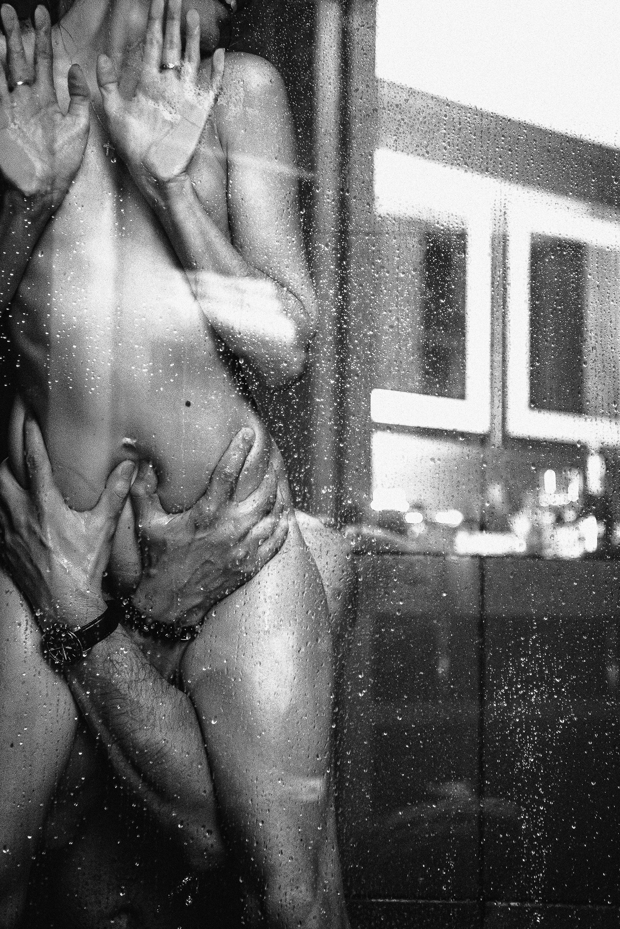 ню съёмка. пара в душевой кабине