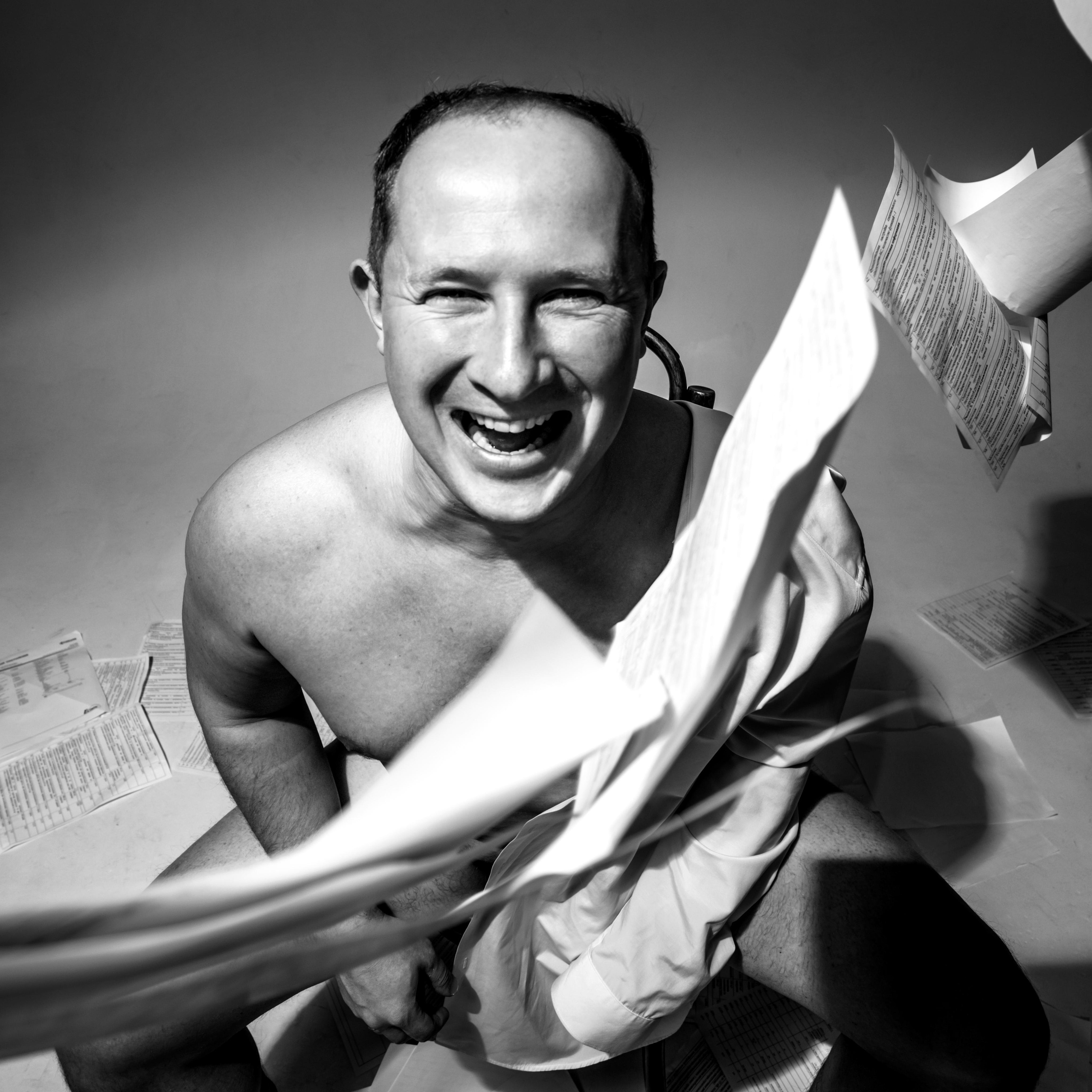 мужчина с бумагами