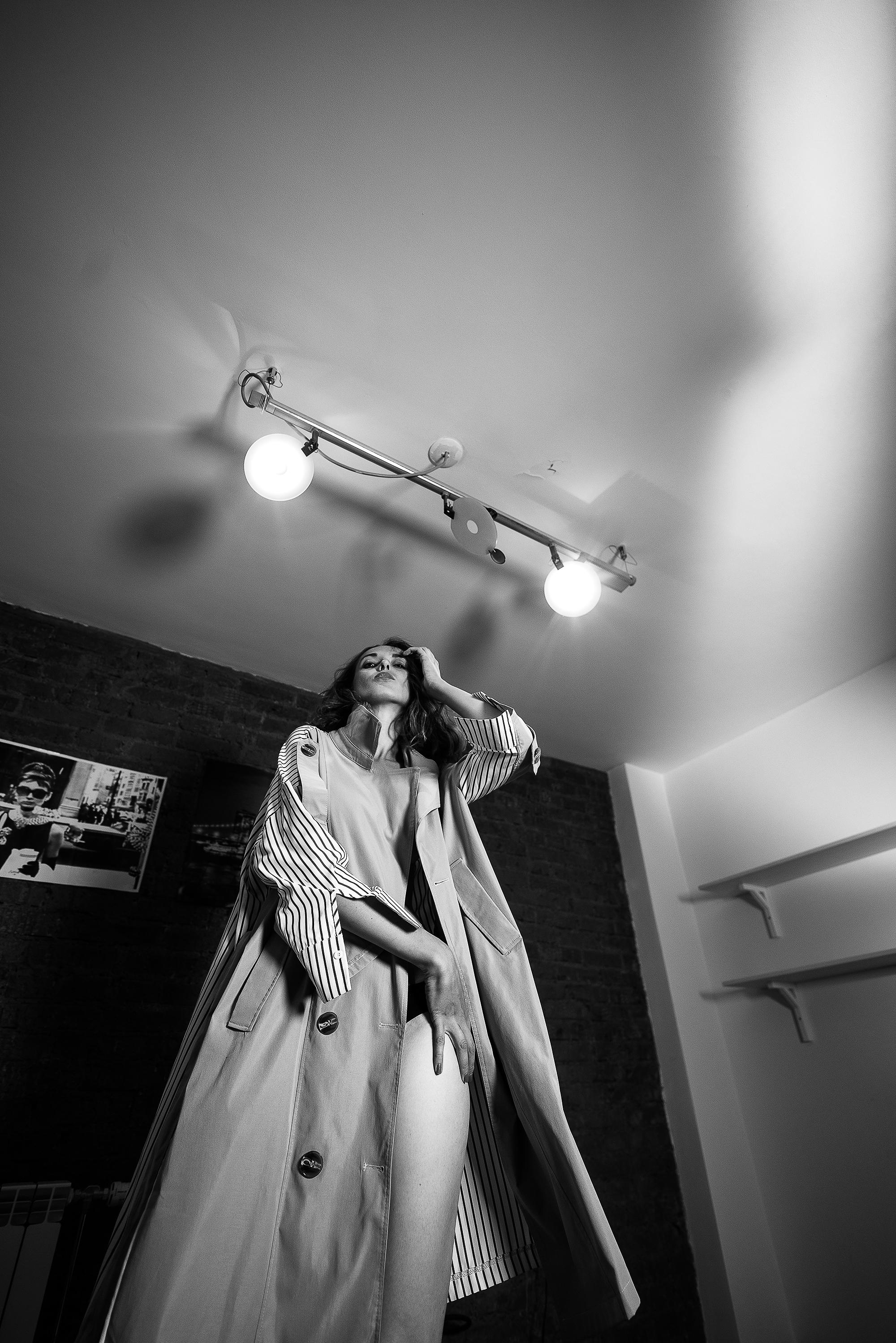 девушка в плаще