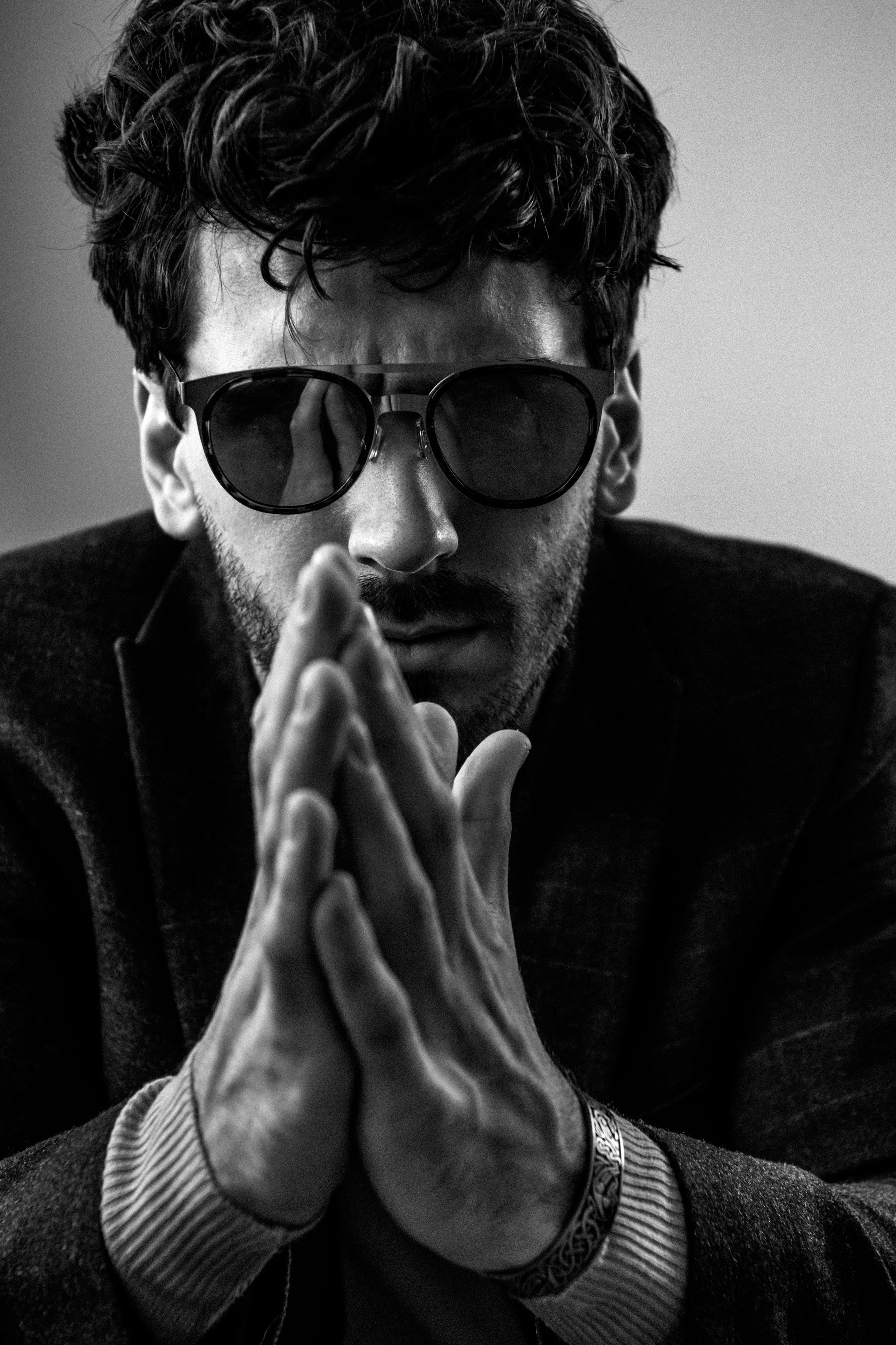 портрет мужчины в очках