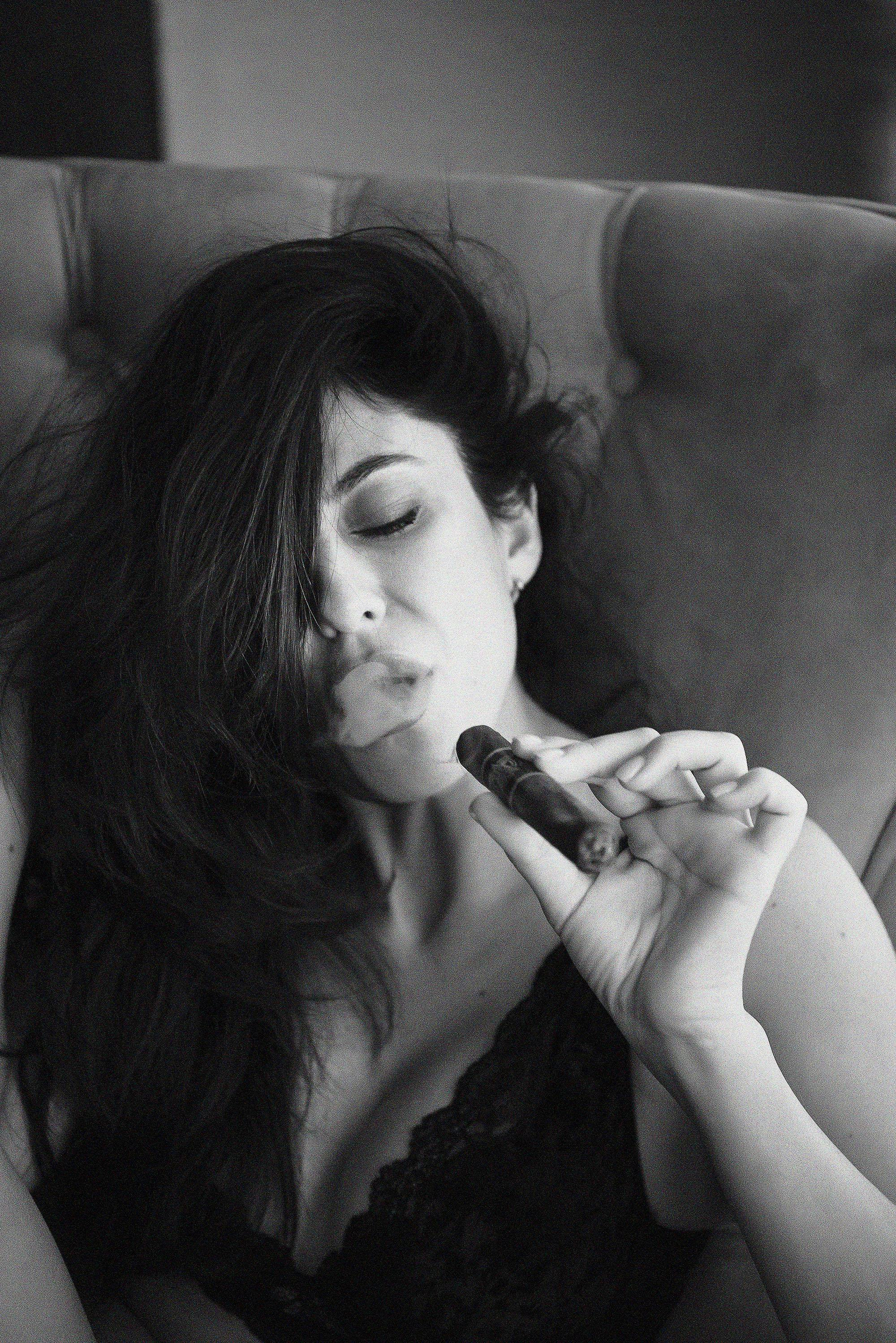 девушка с сигарой