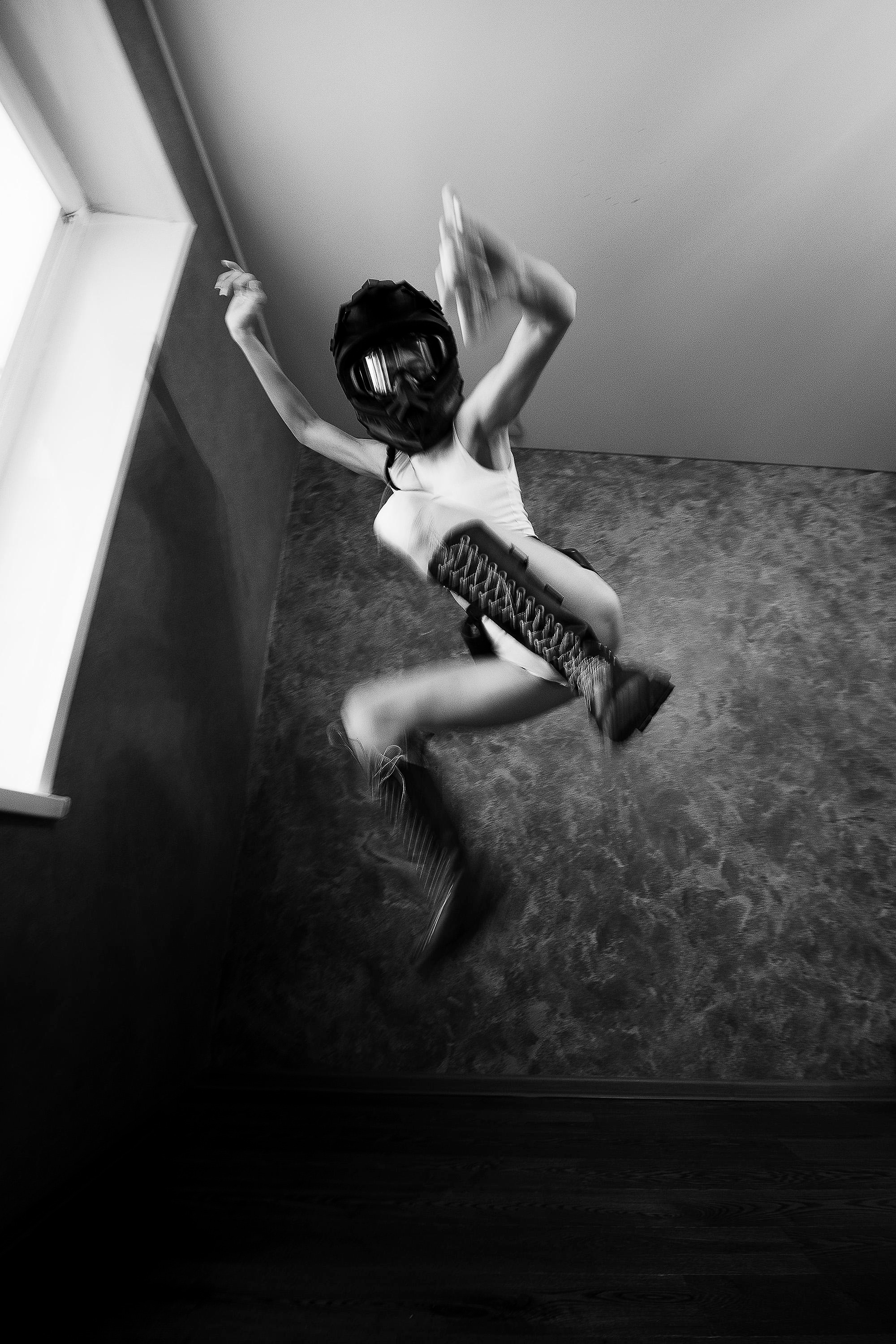 девушка в прыжке. девушка в шлеме