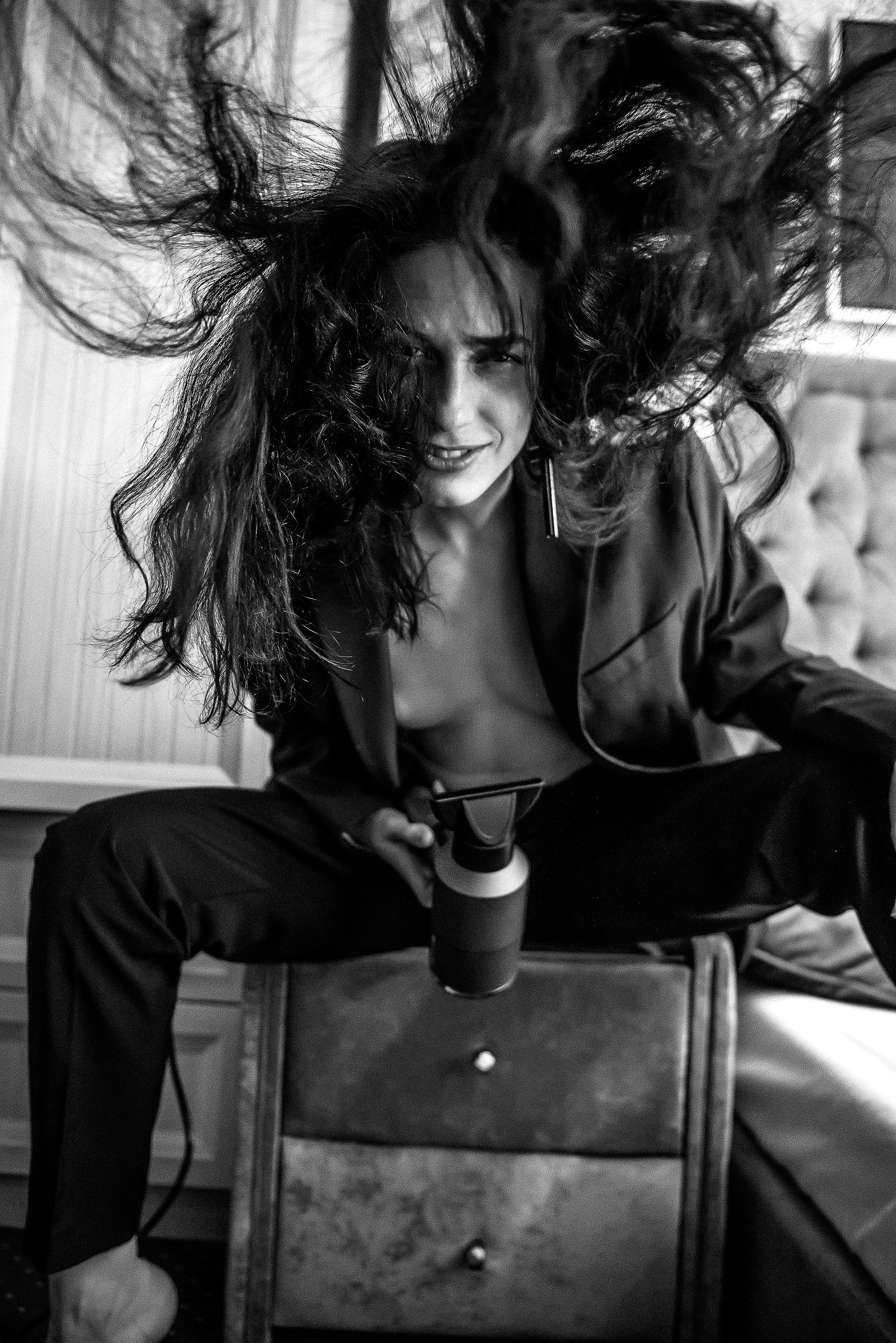 девушка с феном