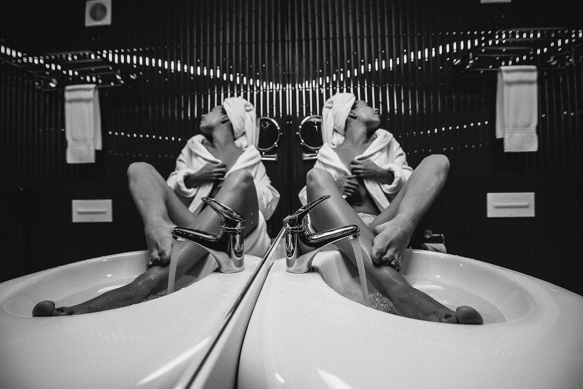 отражение в зеркале. девушка в ванной комнате