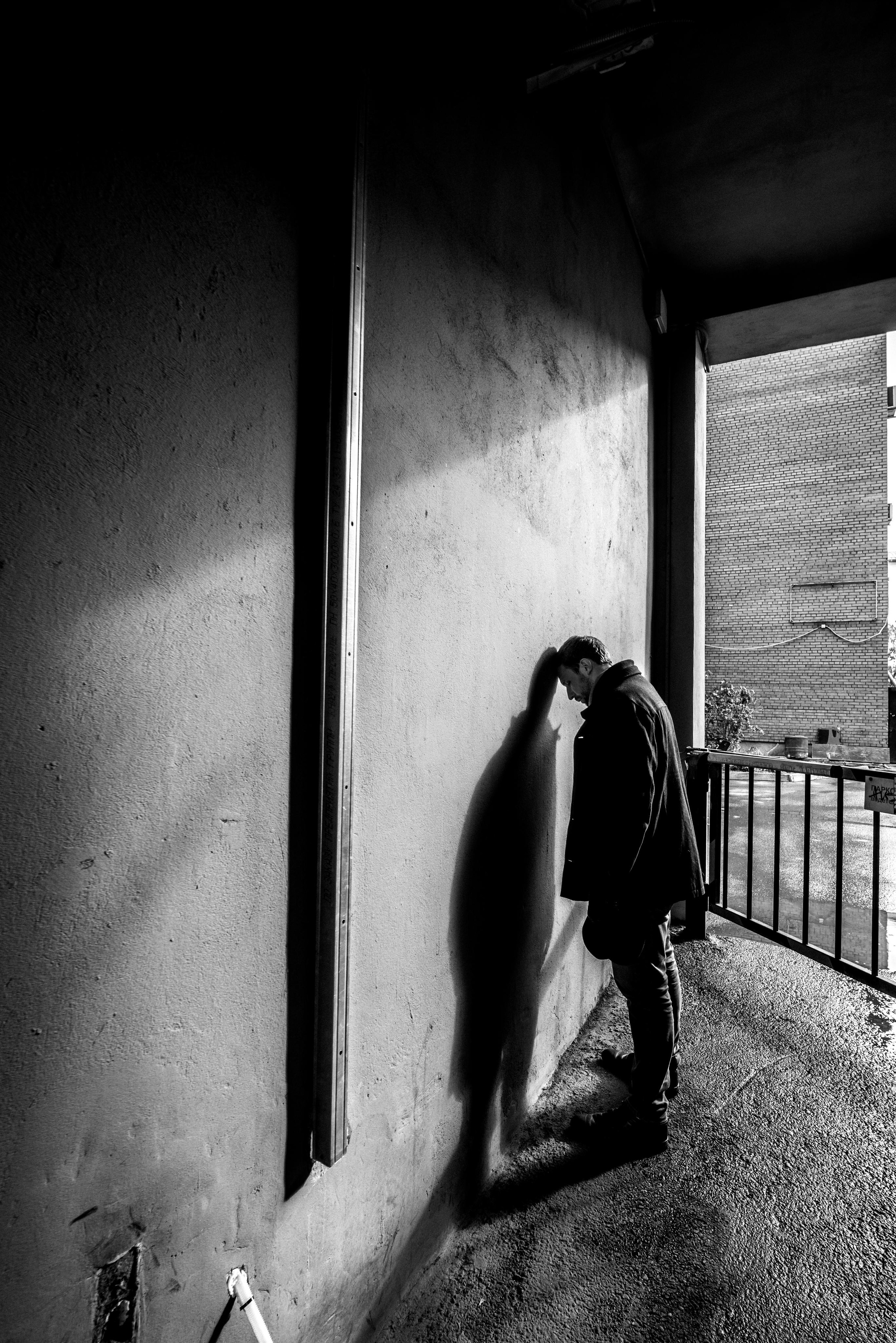 портрет мужчины в арке здания