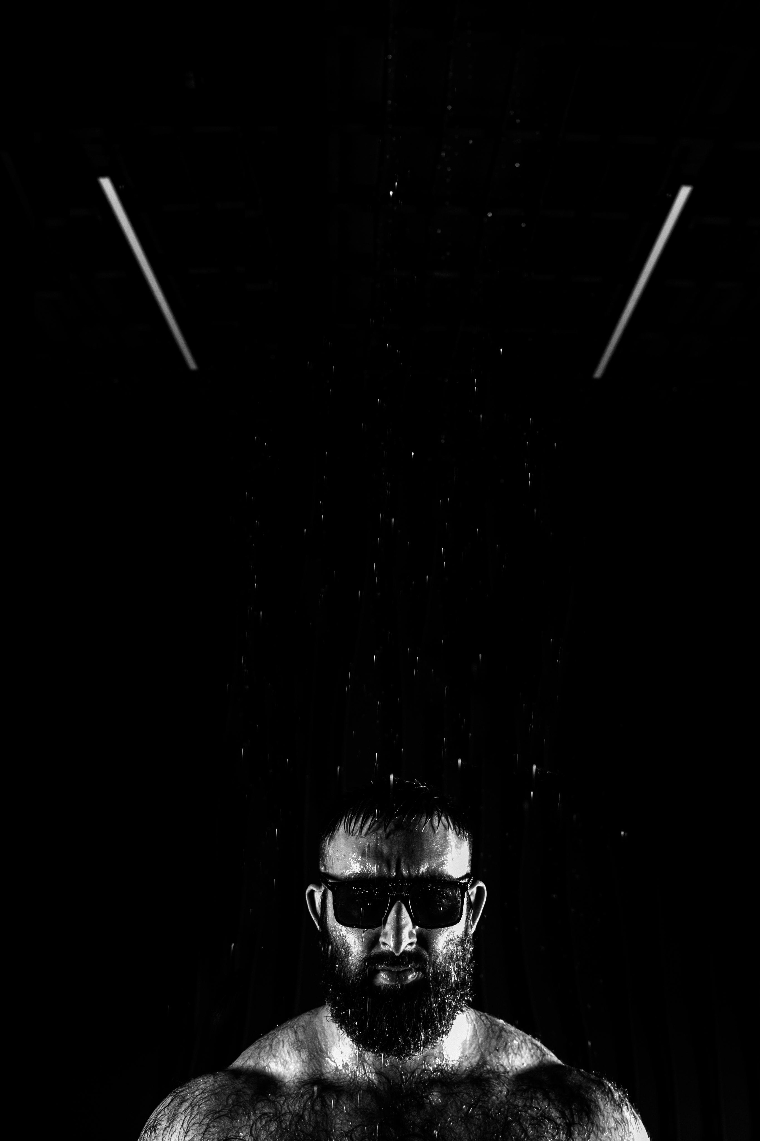 портрет мужчины в темном ключе