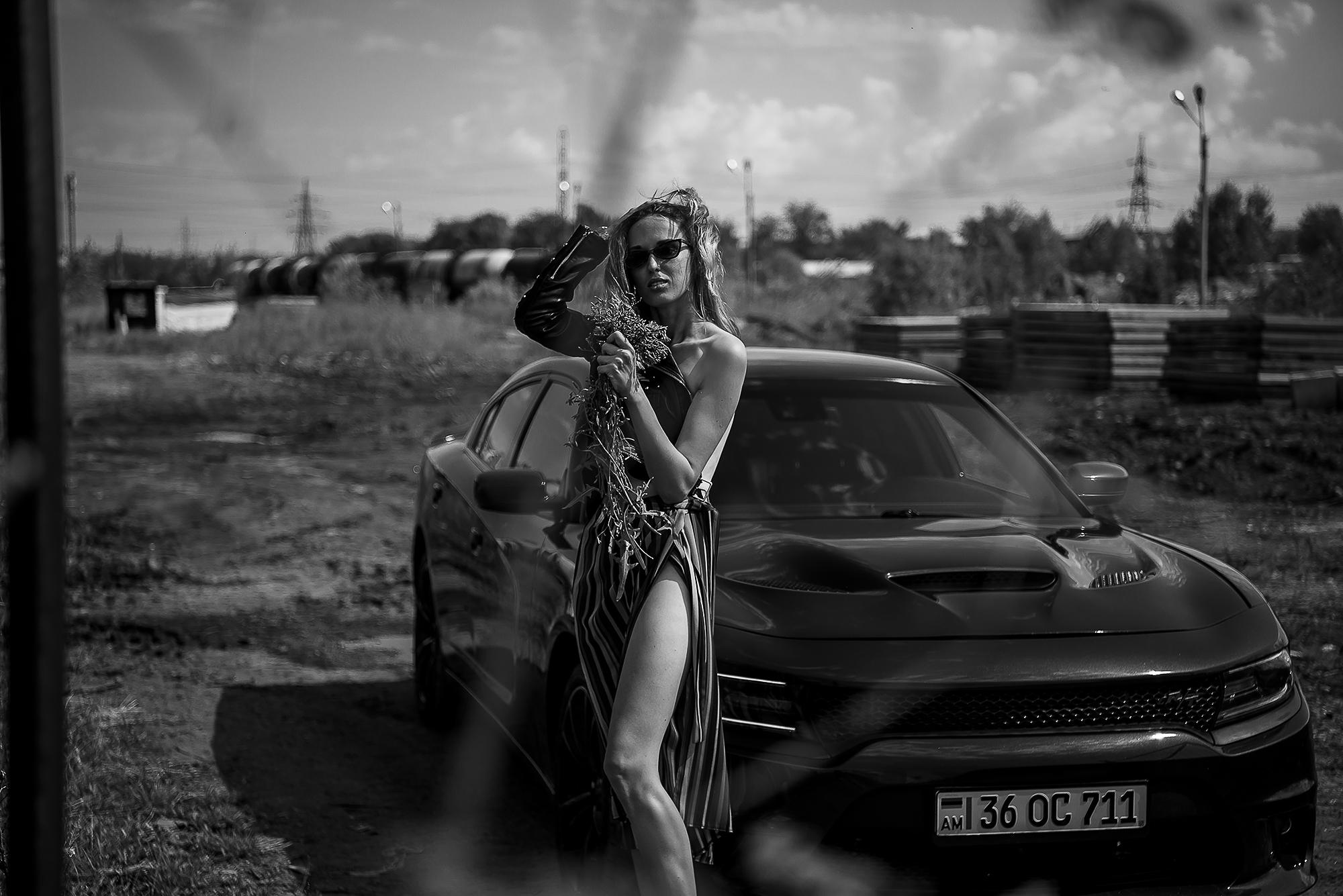 девушка у машины. летняя съёмка