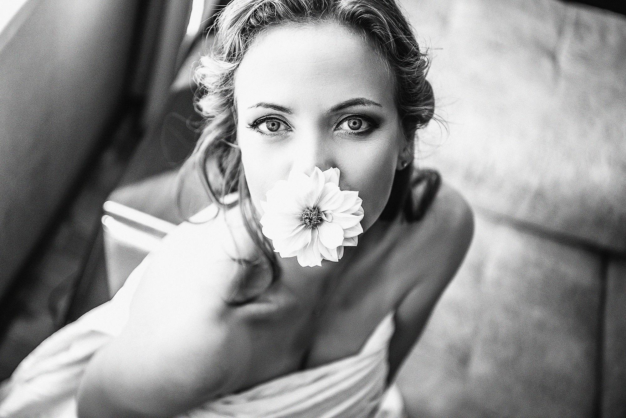 портрет женщины с цветком