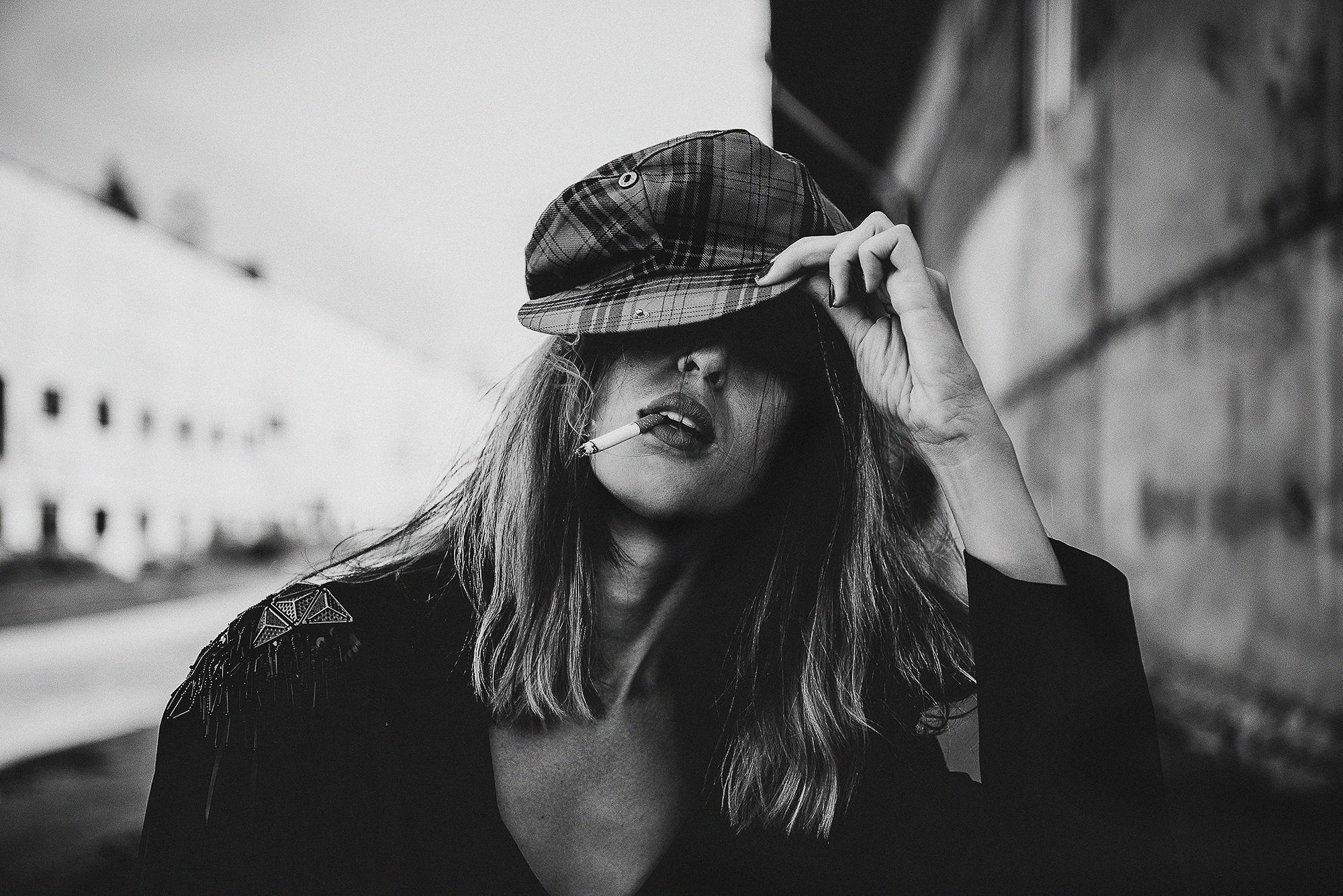 девушка в кепке с сигаретой
