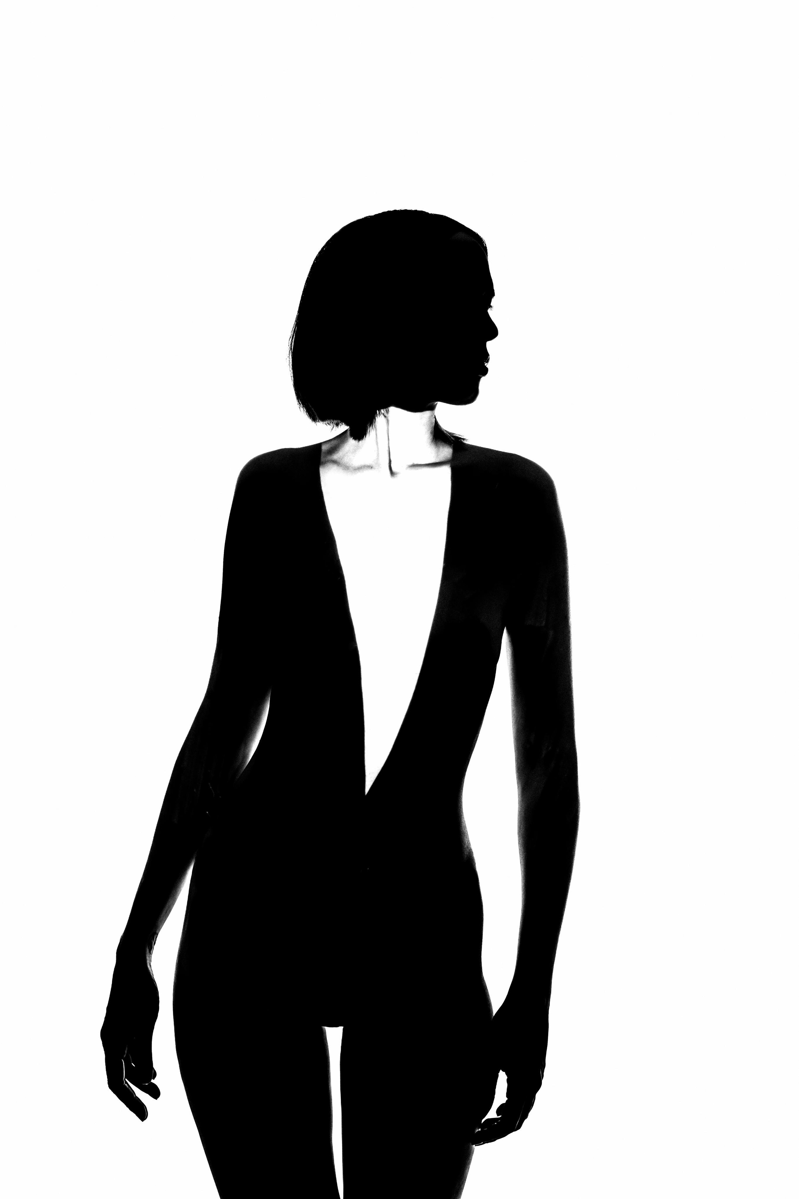 art-портрет девушки в студии. работа с тенями