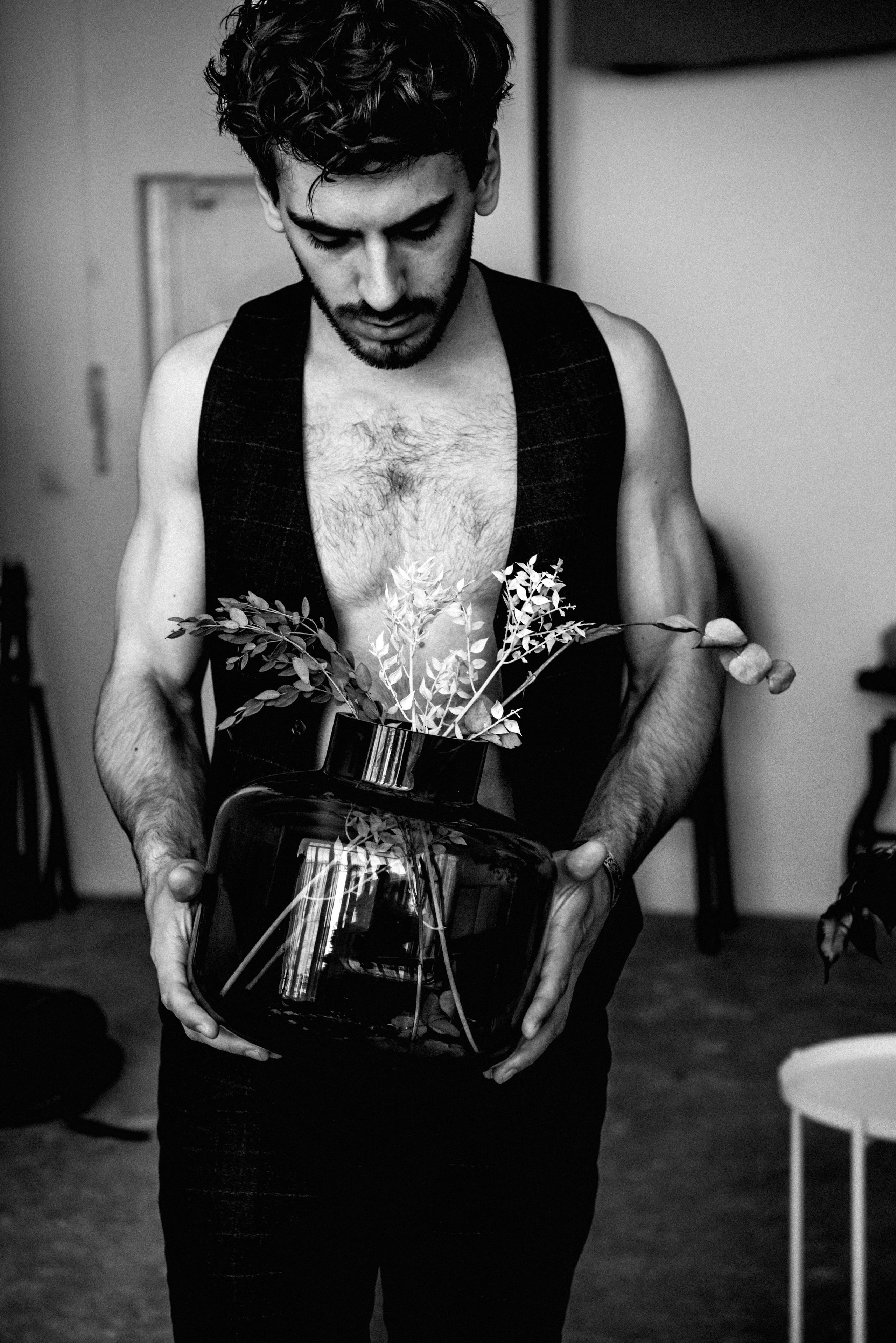 портрет парня с цветами