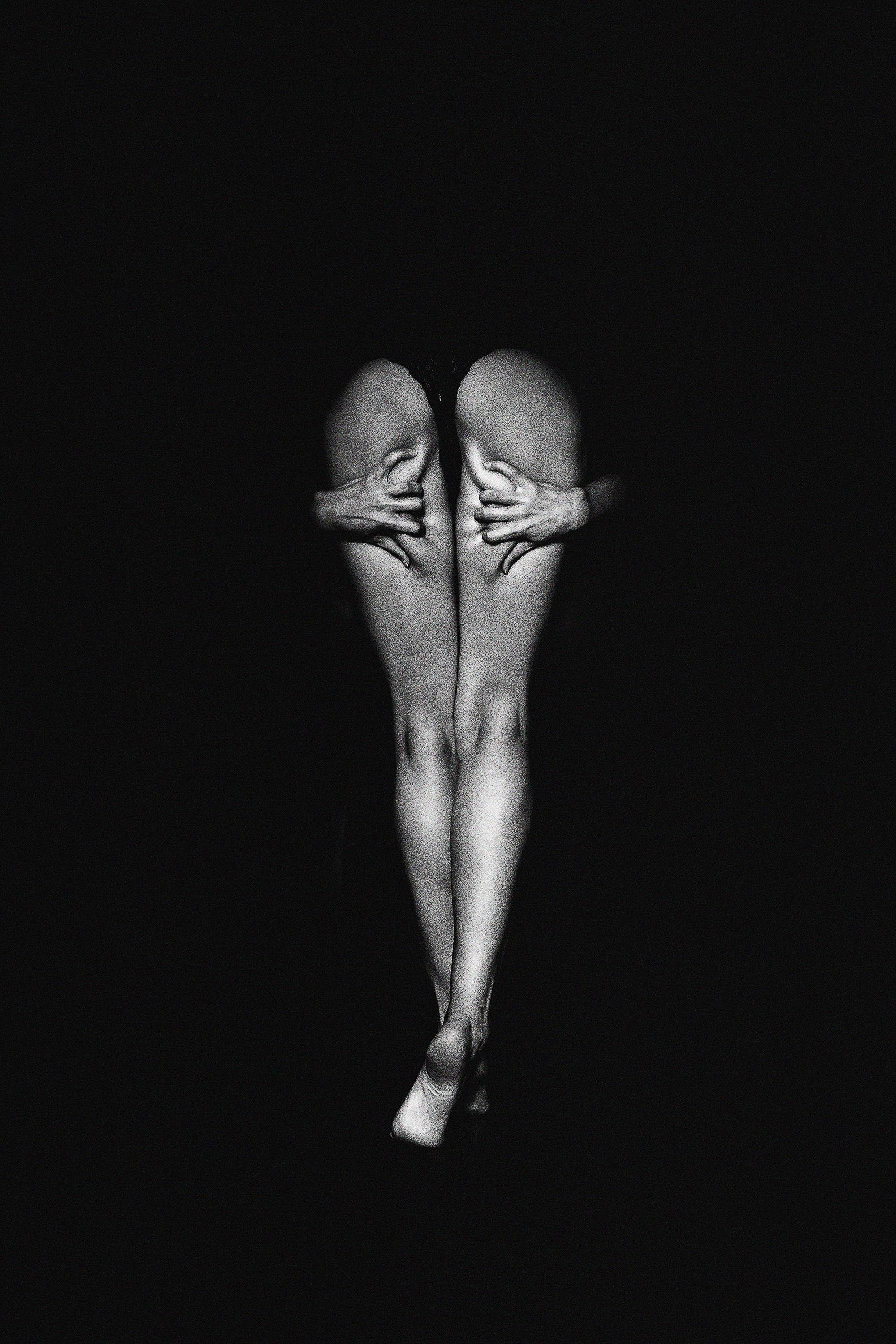 женские ноги. съёмка в темном ключе