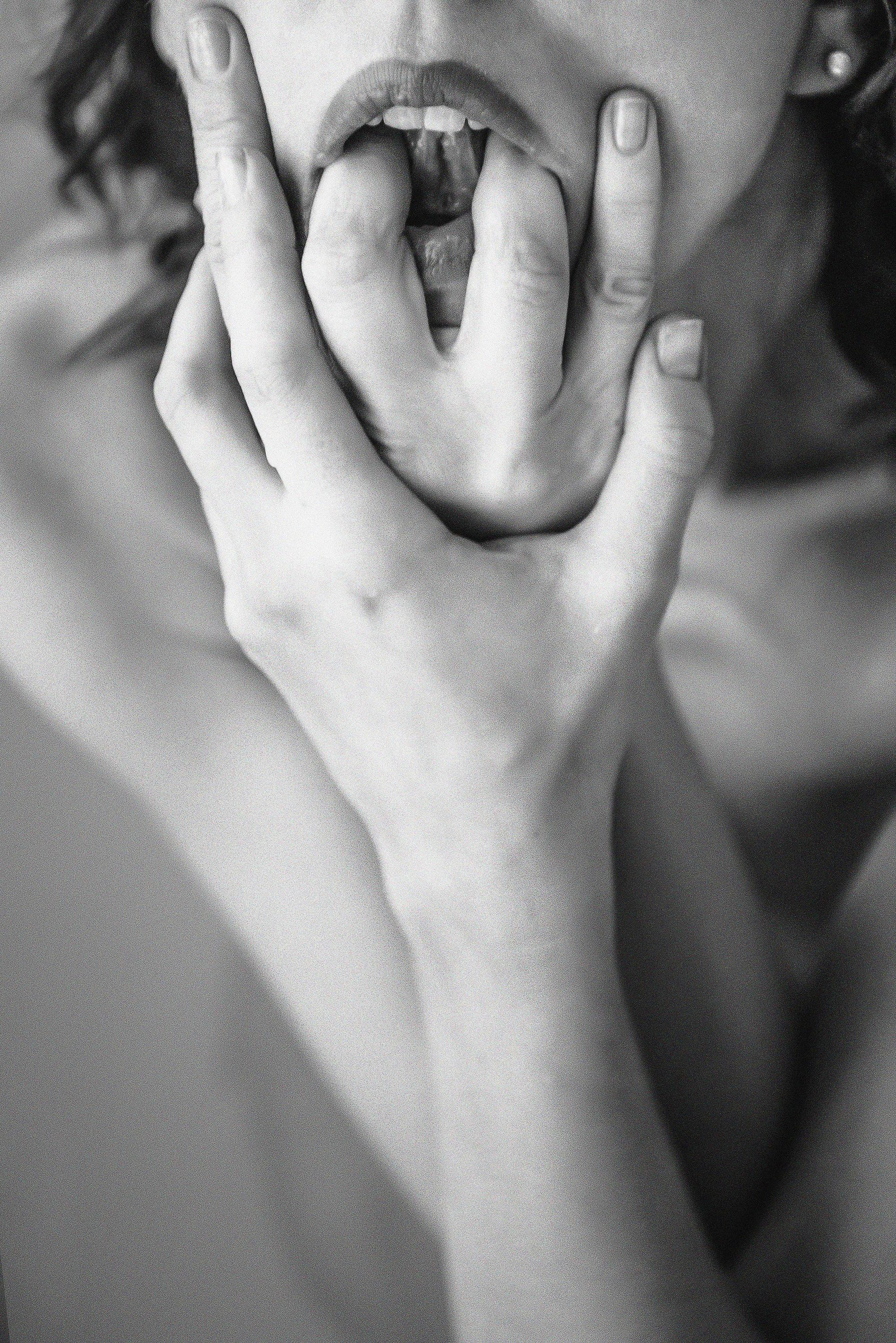 пальцы в рот. съёмка в жанре ню