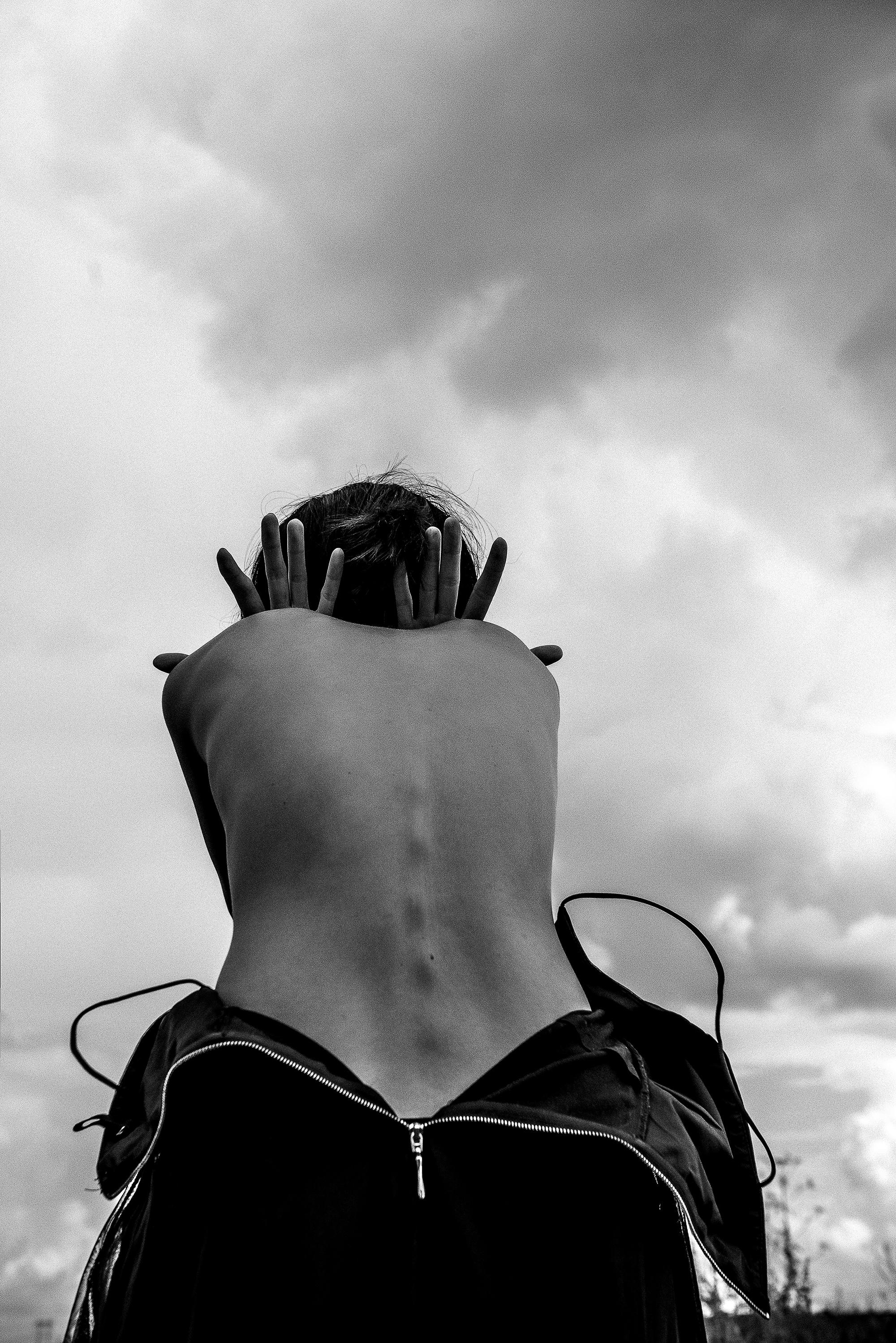 девушка на фоне неба