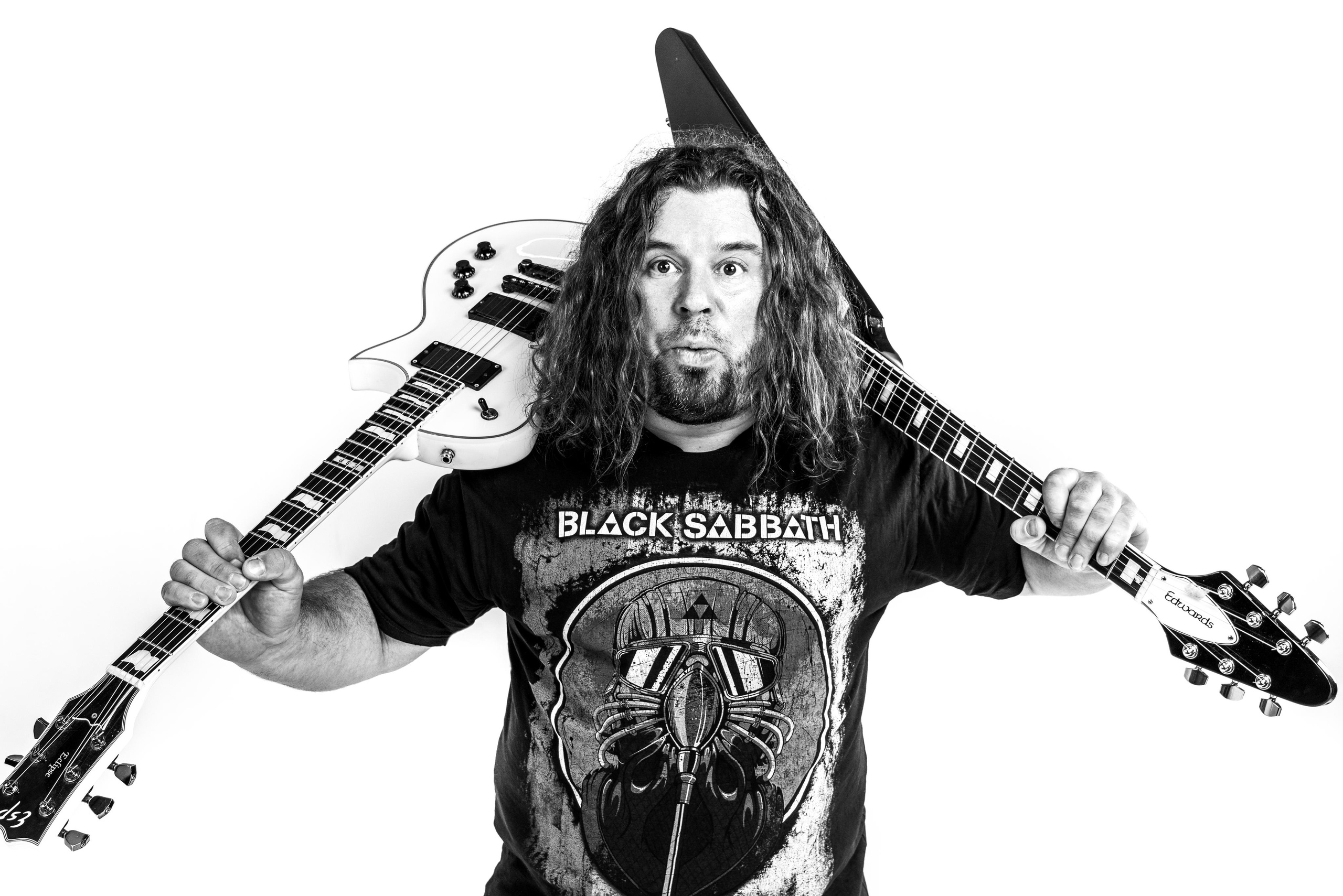 портрет гитариста в студии