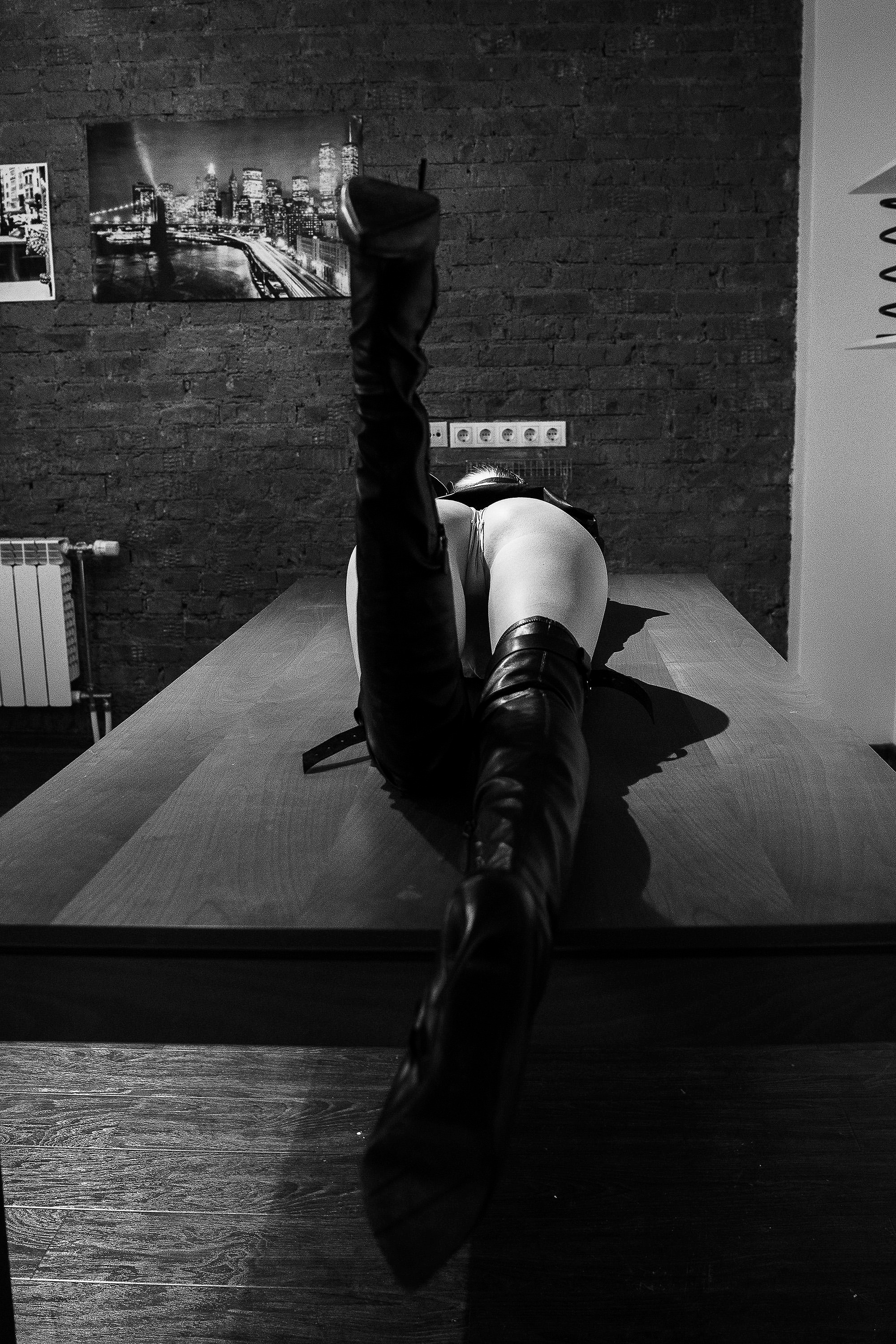 девушка на столе