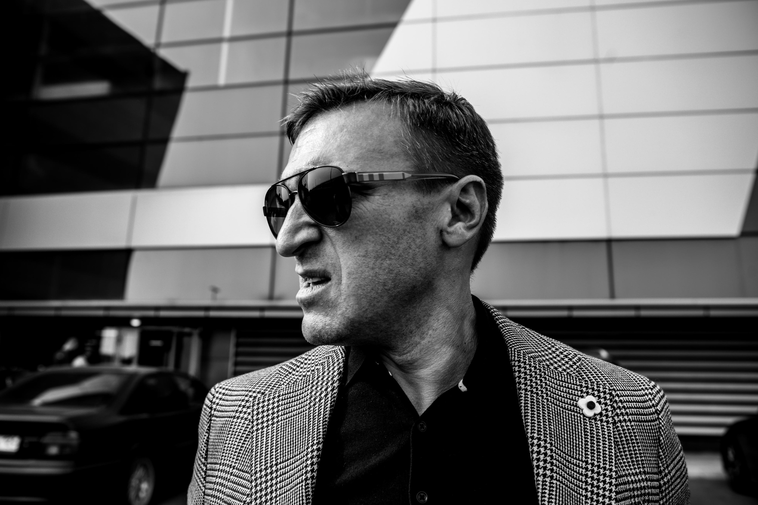 портрет мужчины в городе