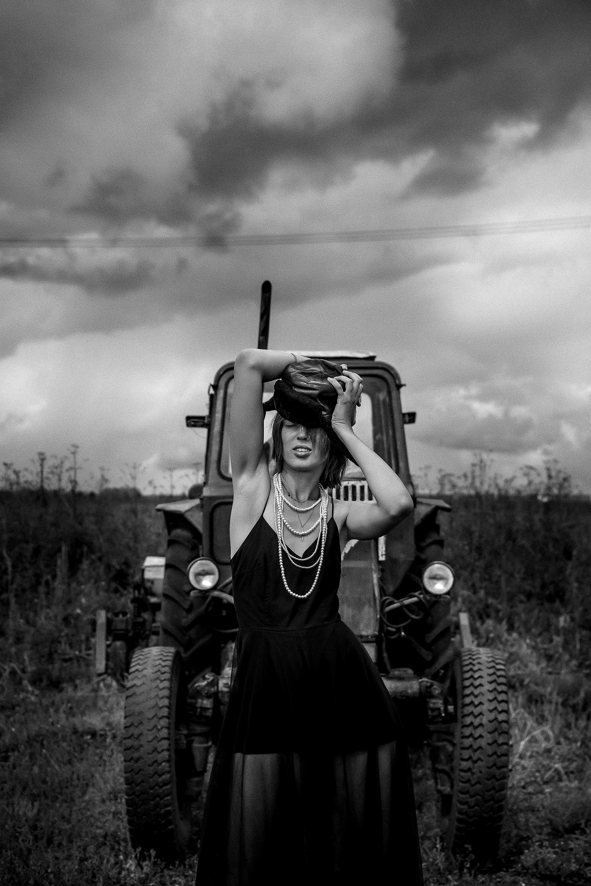 девушка на фоне трактора