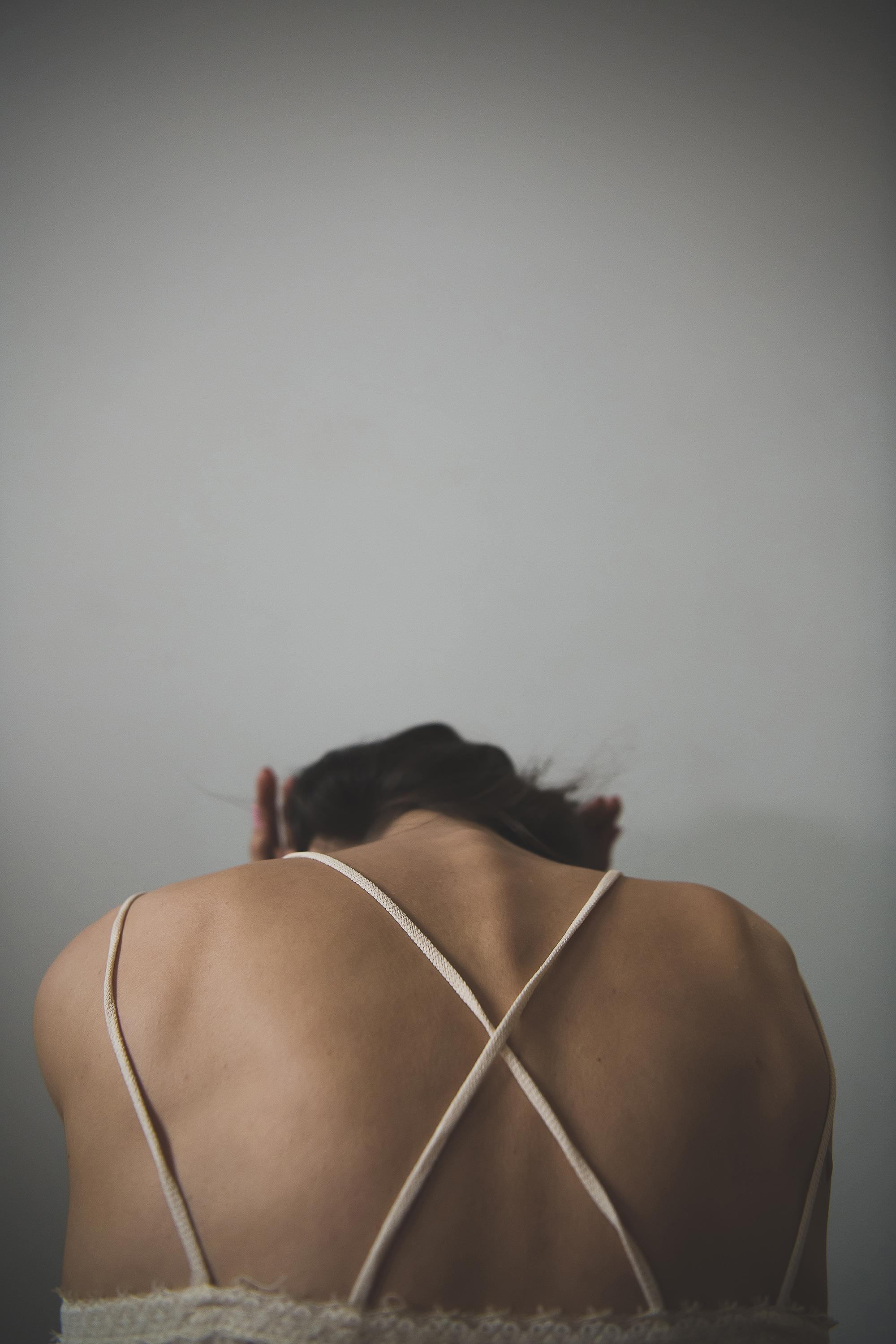 женская спина. позвоночник