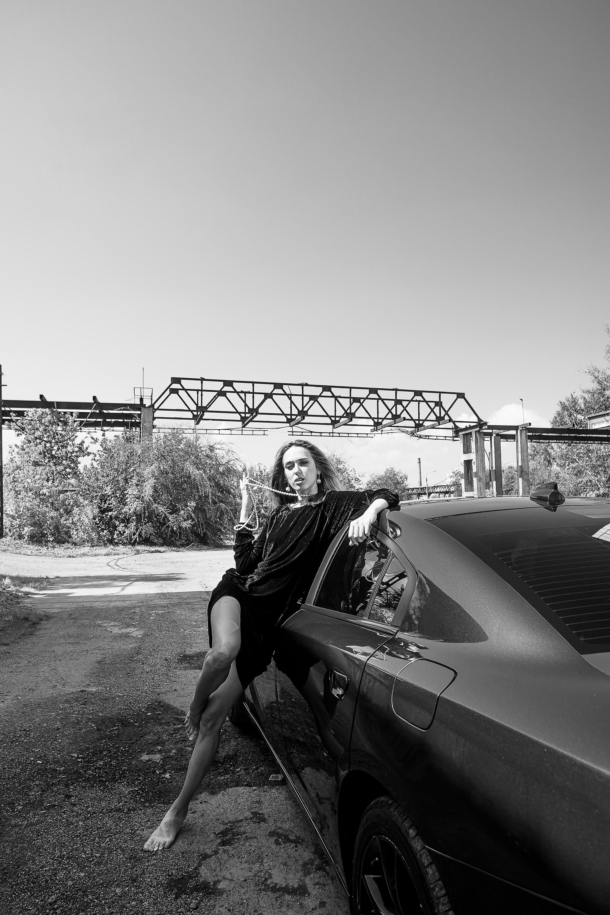 девушка у автомобиля