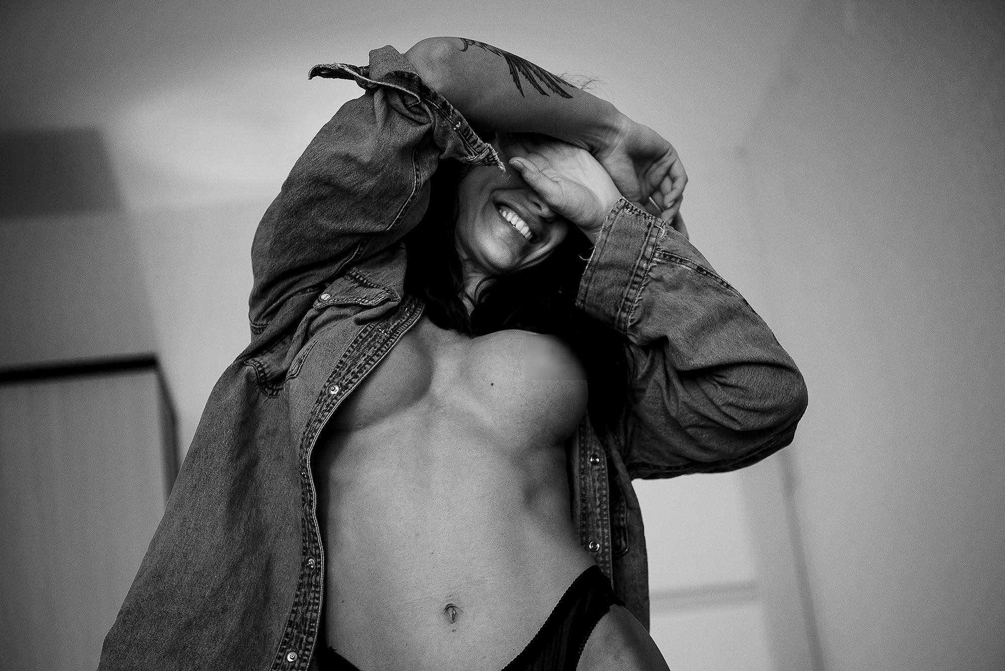 красивая женская грудь. девушка в рубашке